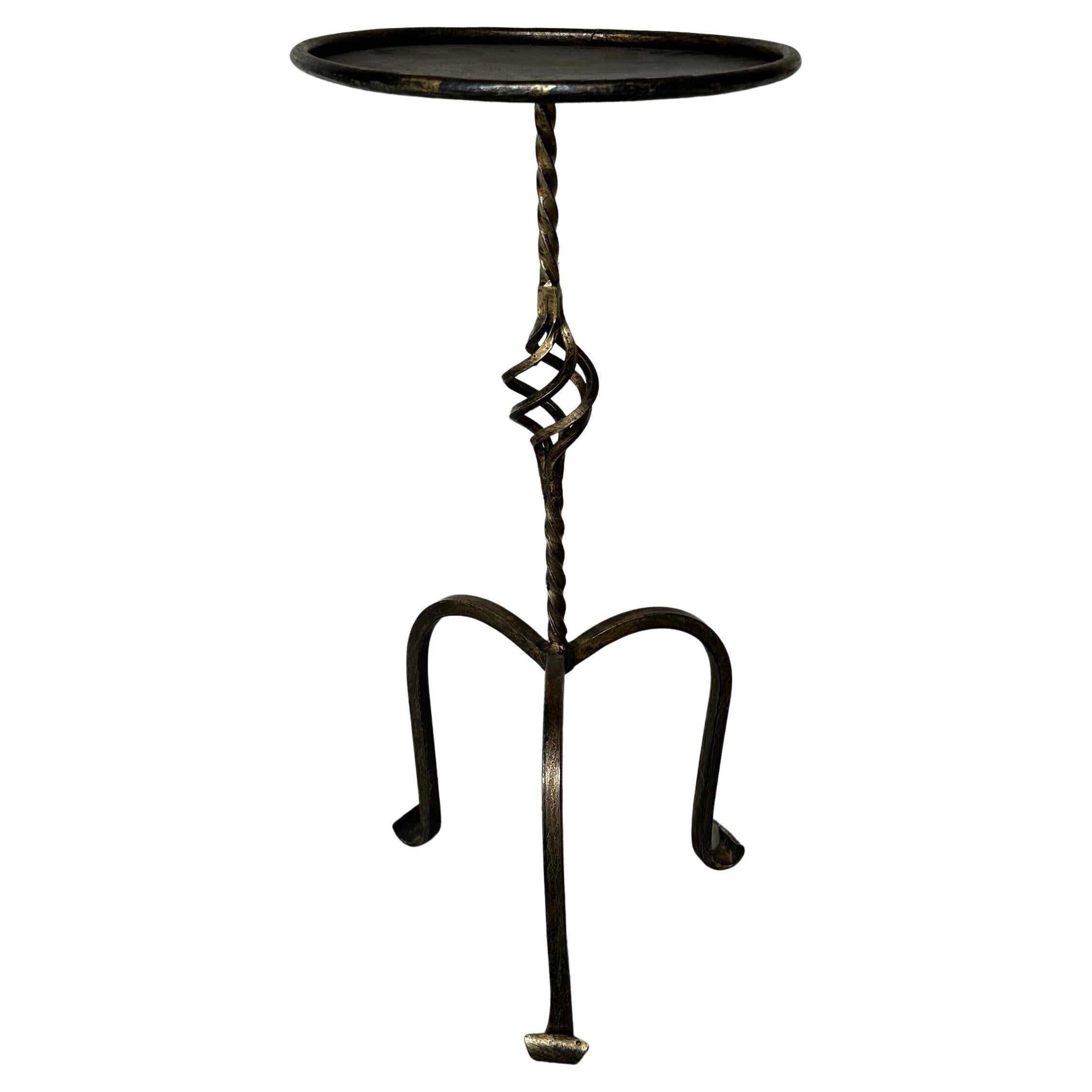Table à boire espagnole en fer doré avec tige torsadée en vente