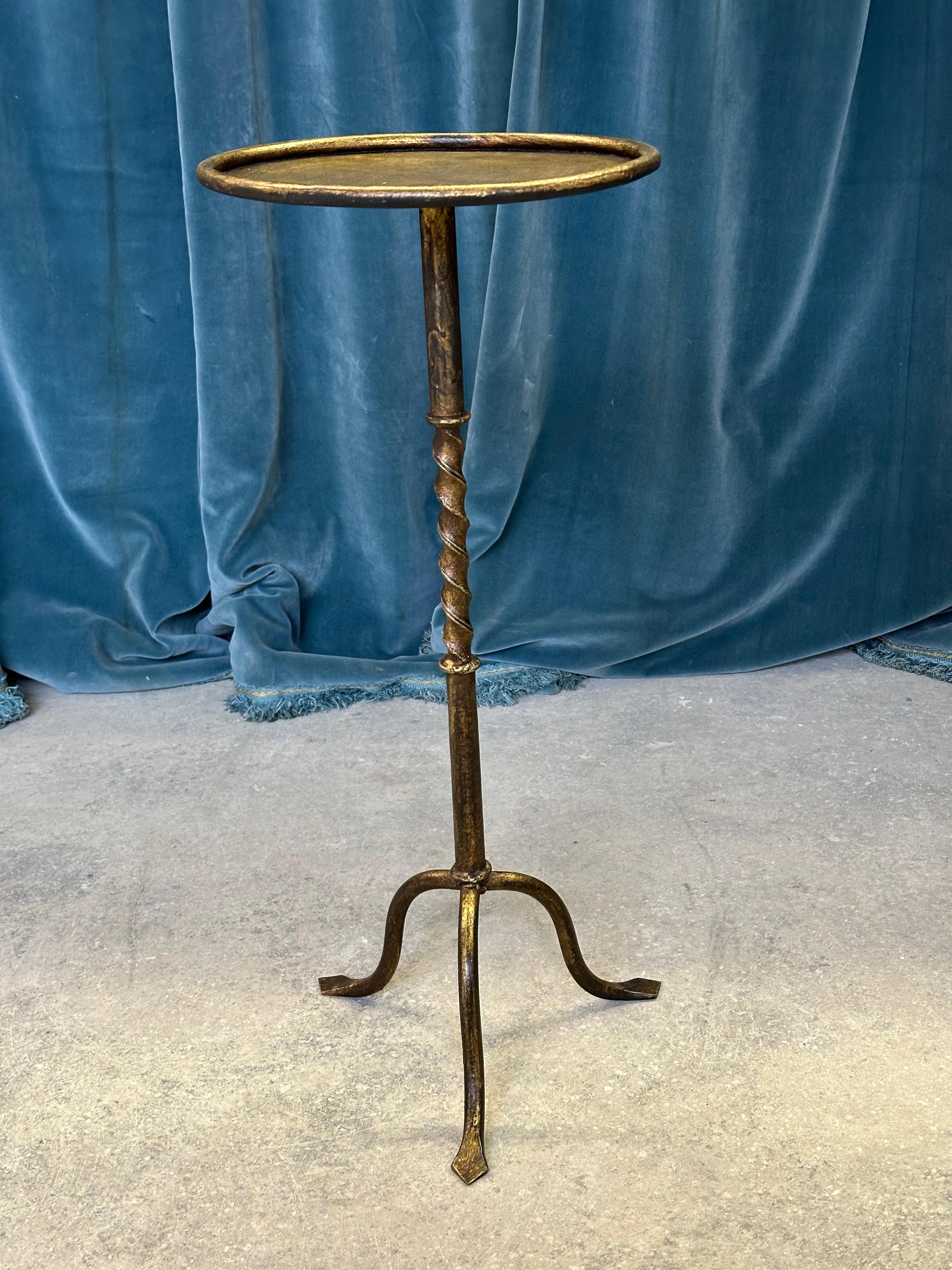 Spanish Gilt Iron Drinks Table with Twisted Stem on a Tripod Base In Good Condition For Sale In Buchanan, NY