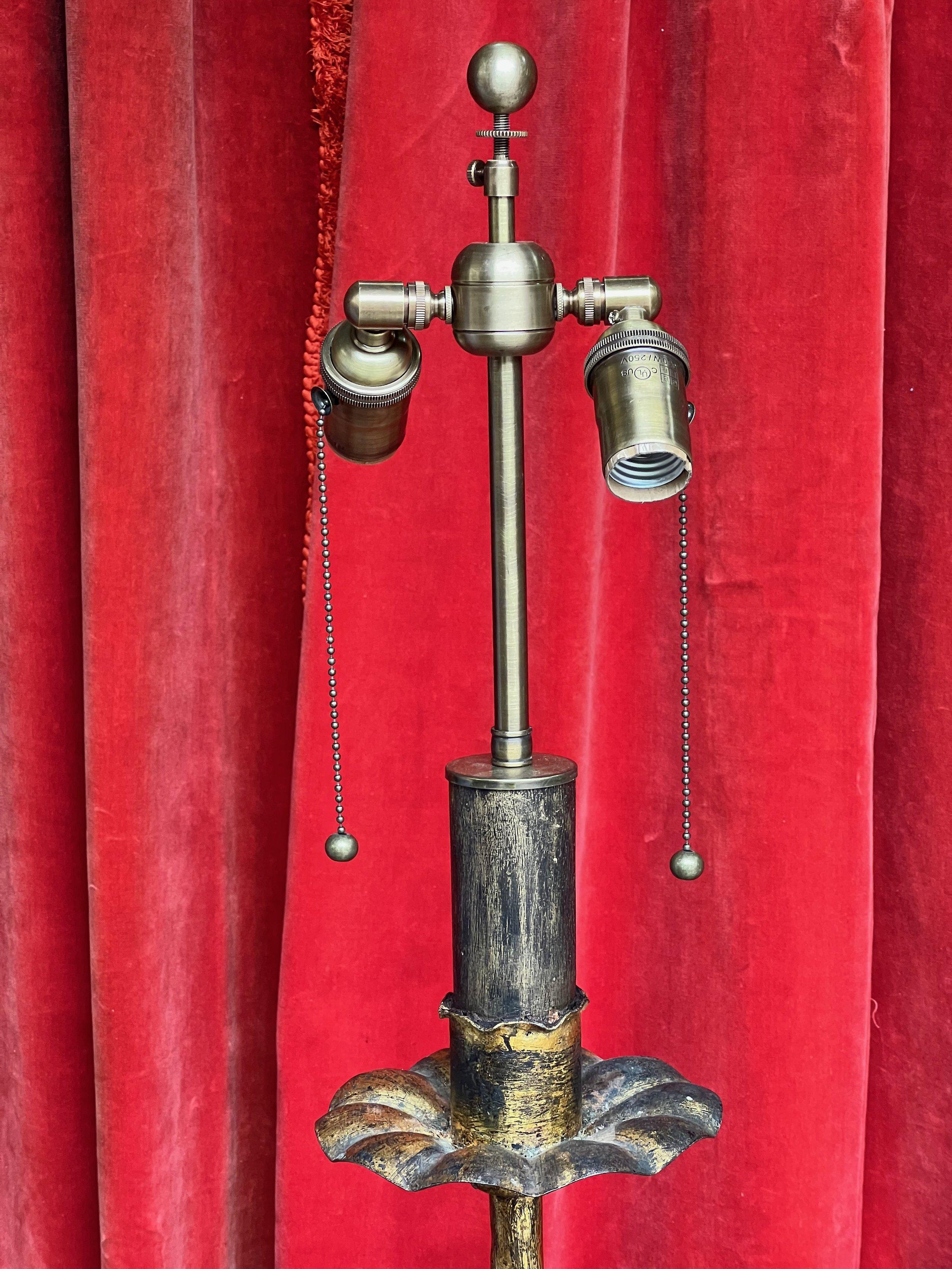 Spanische Stehlampe aus vergoldetem Eisen auf einem Dreibeinfuß im Angebot 8