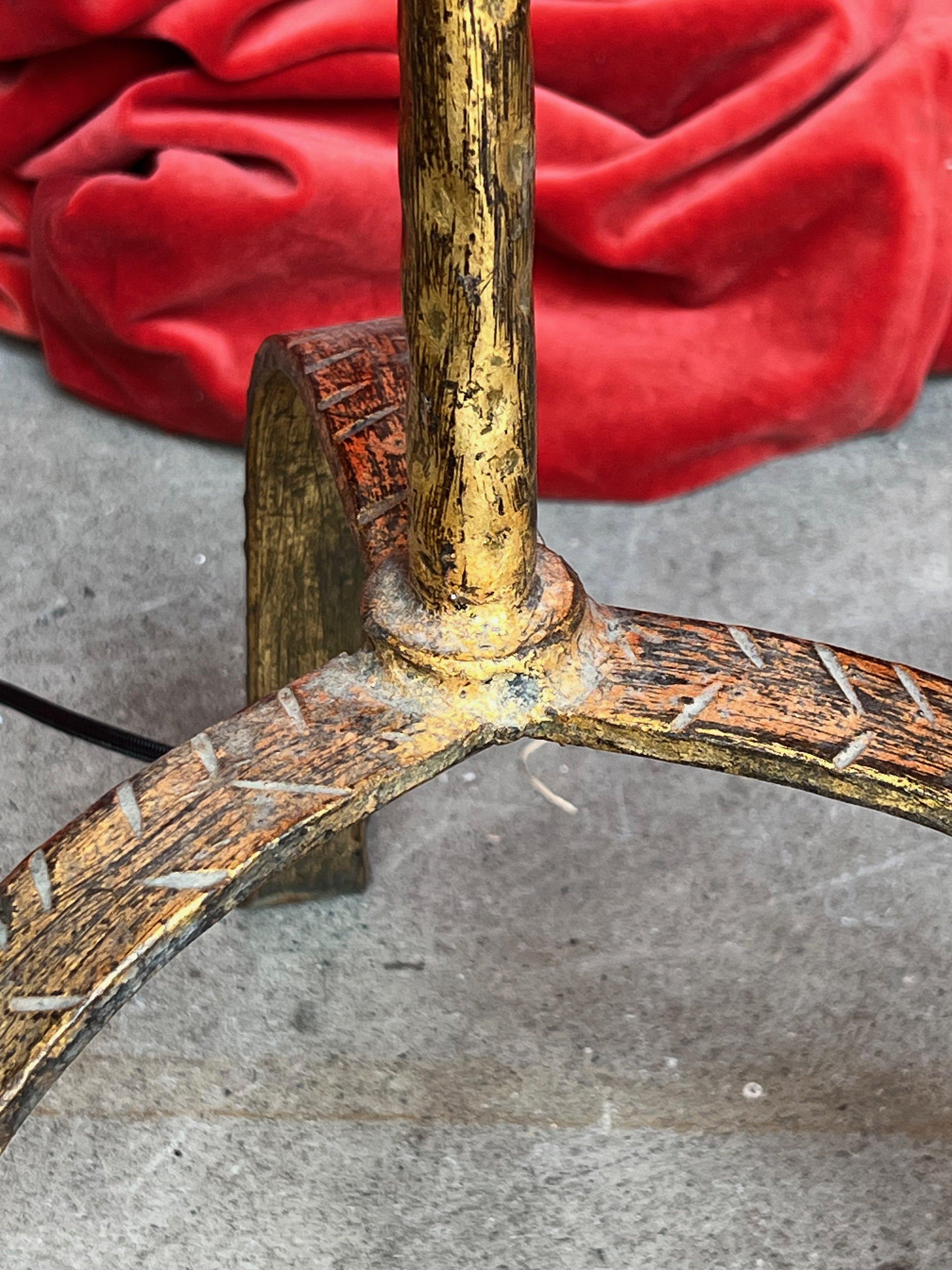 Milieu du XXe siècle Lampadaire espagnol en fer doré sur socle tripode en vente