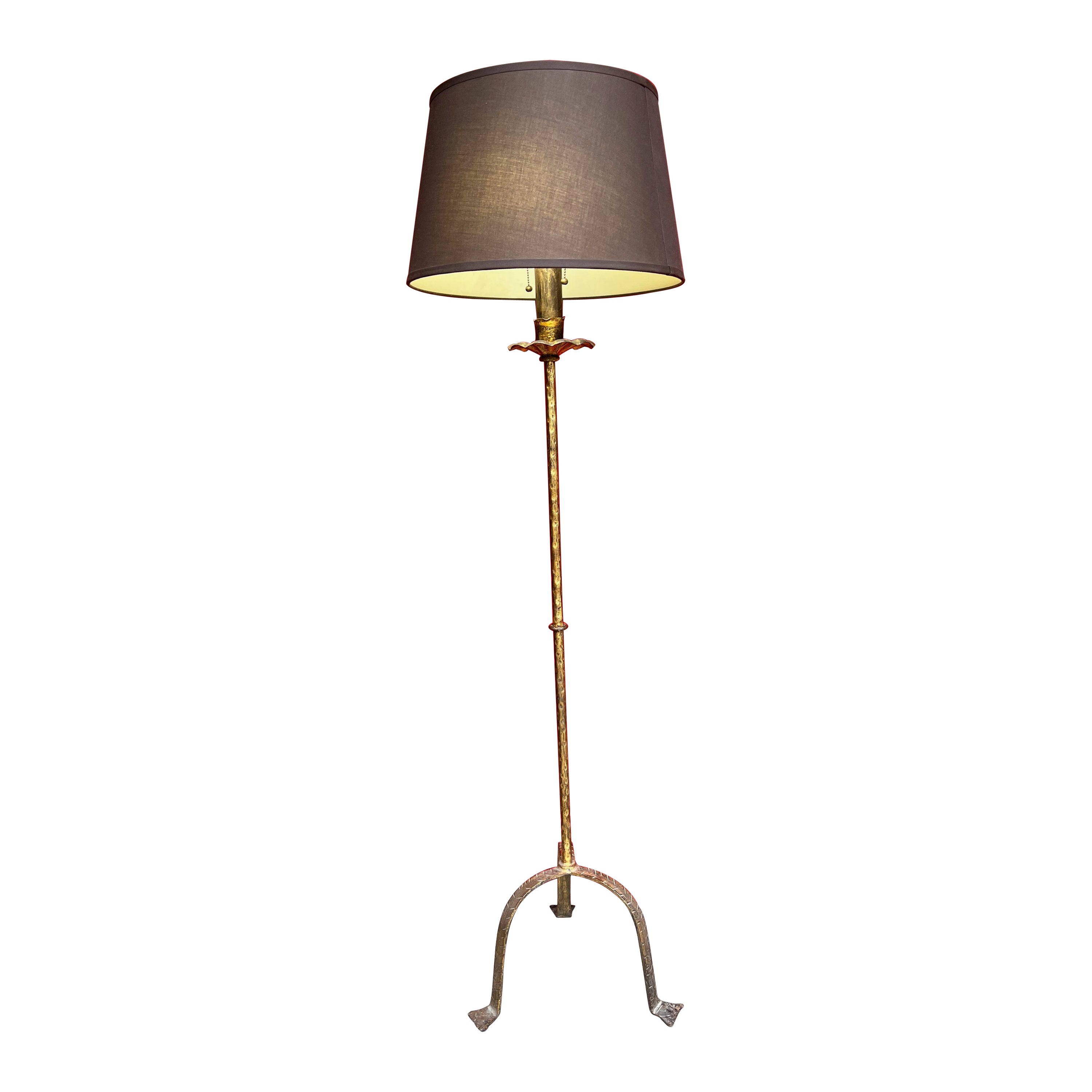 Lampadaire espagnol en fer doré sur socle tripode en vente
