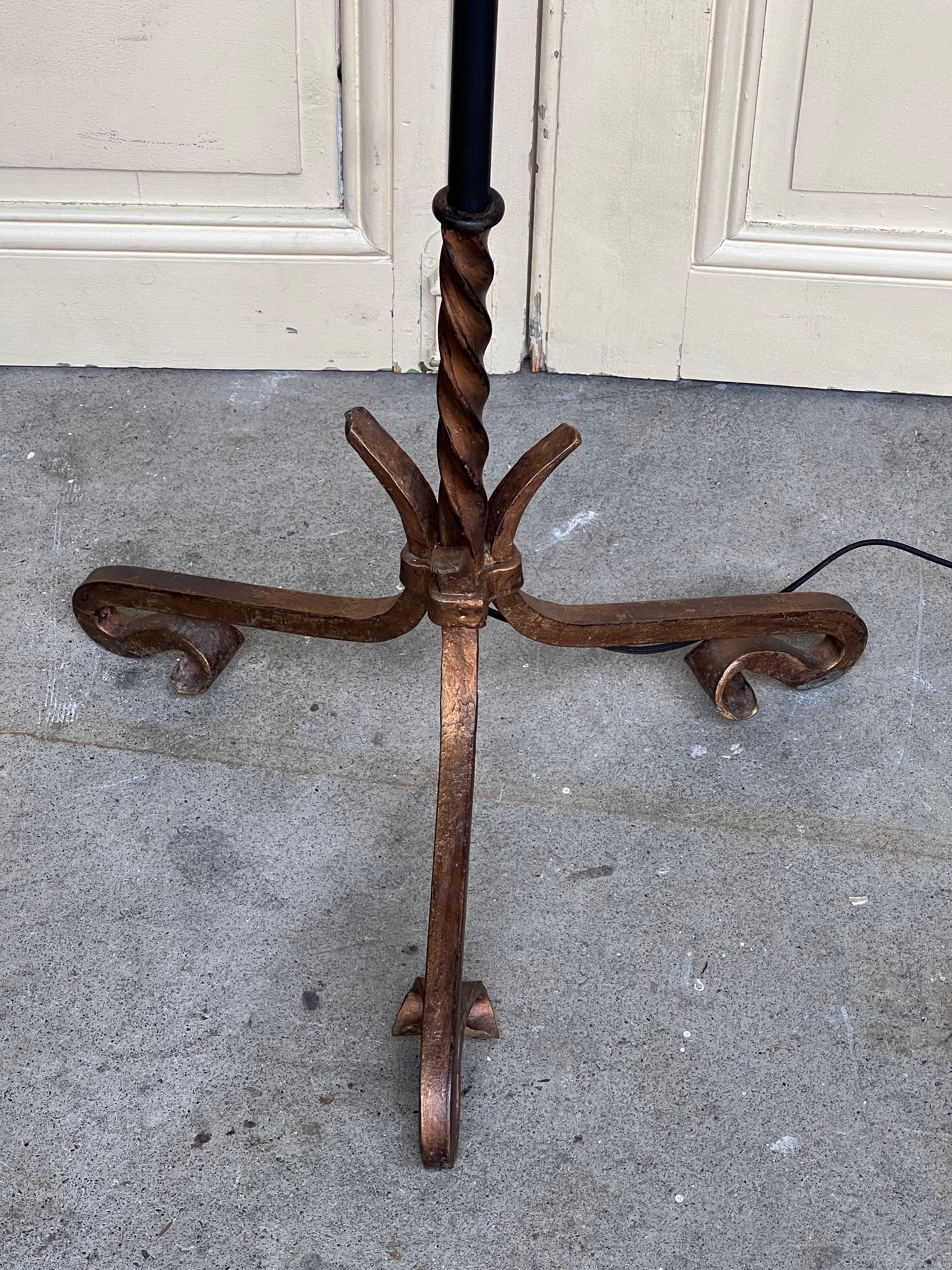 Neoclassical Spanish Gilt Iron Floor Lamp on Scrolled Tripod Base For Sale