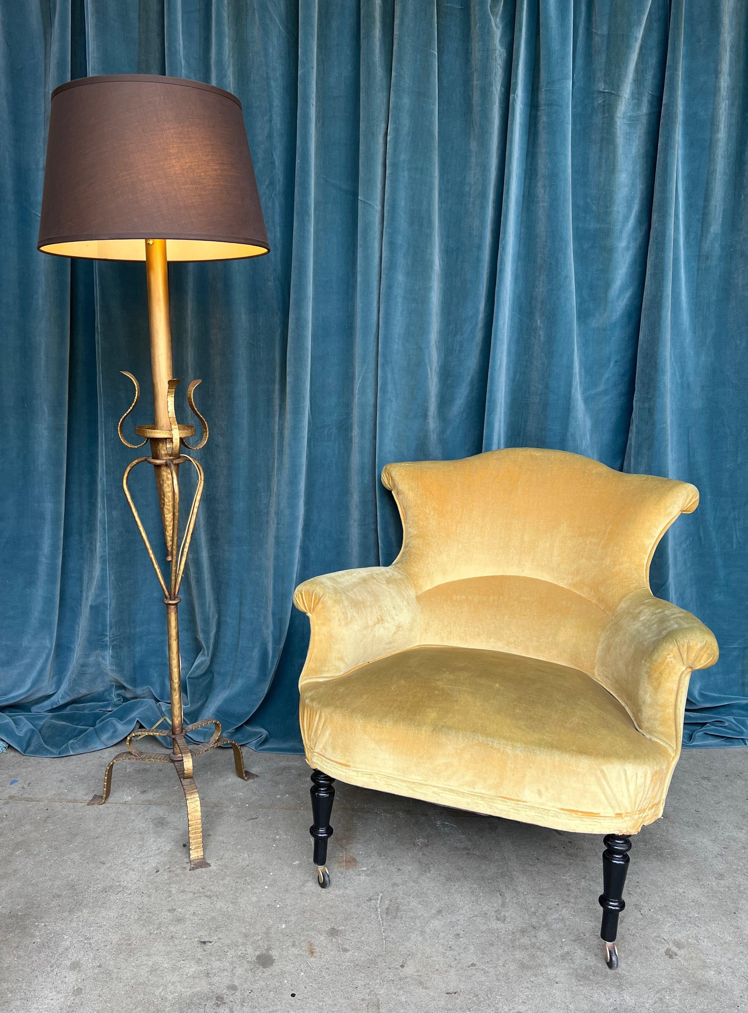 Spanische Stehlampe aus vergoldetem Eisen mit verschnörkeltem Sockel (Art nouveau) im Angebot