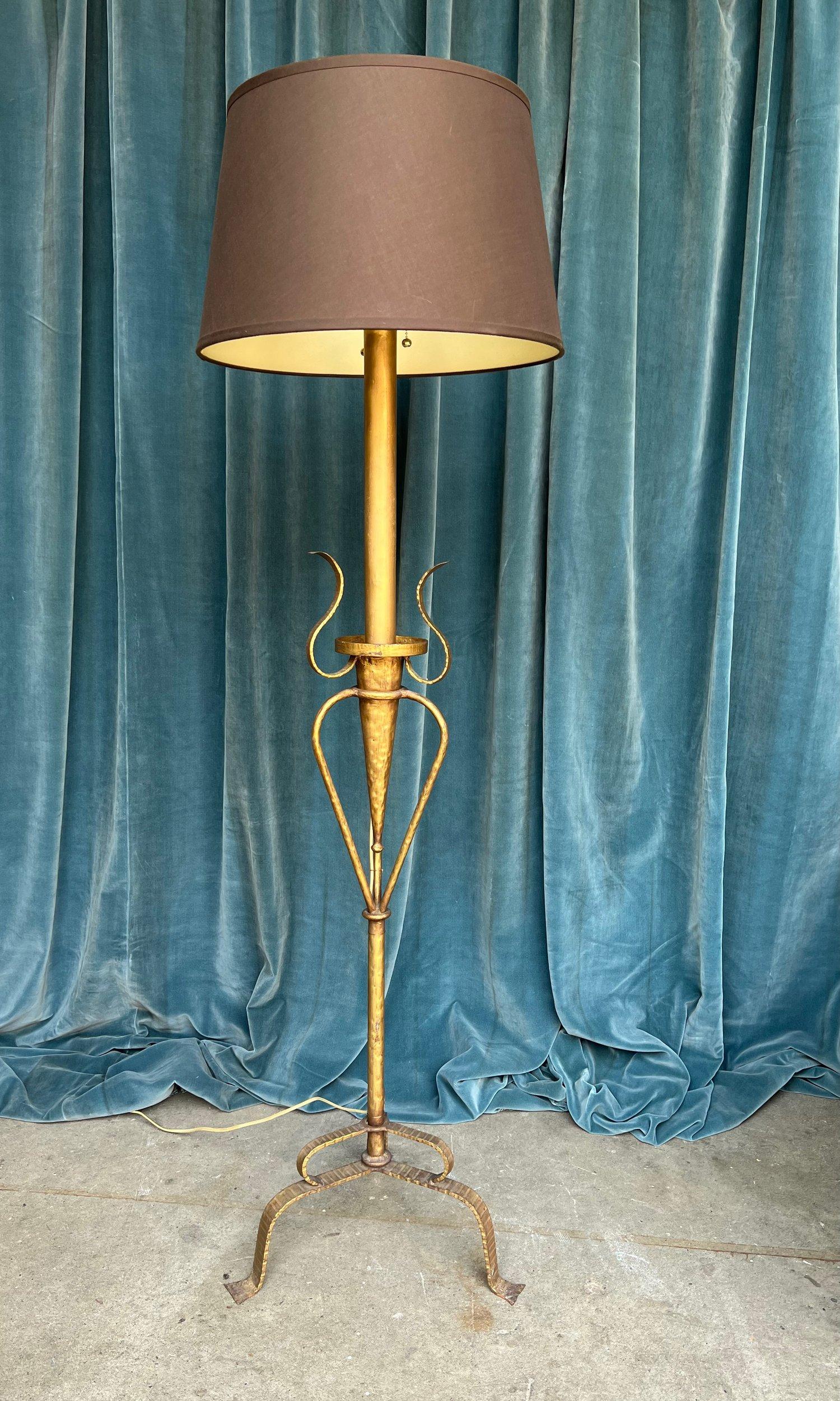 Lámpara de pie española de hierro dorado con base ornamentada Dorado en venta