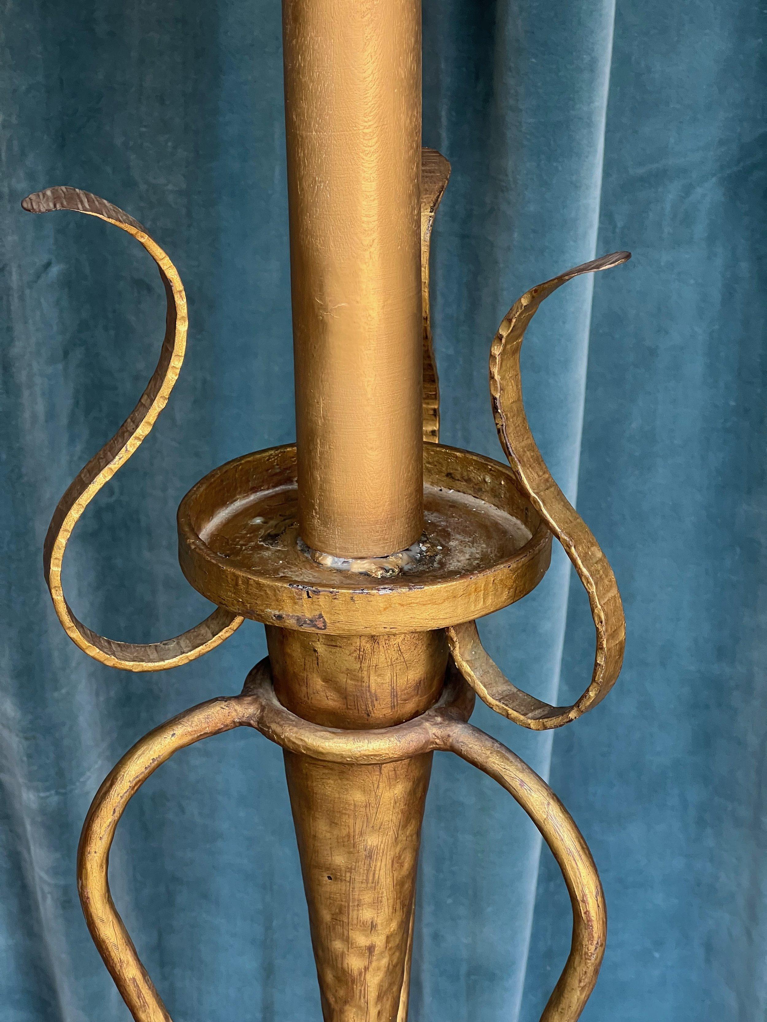 Lámpara de pie española de hierro dorado con base ornamentada en venta 1