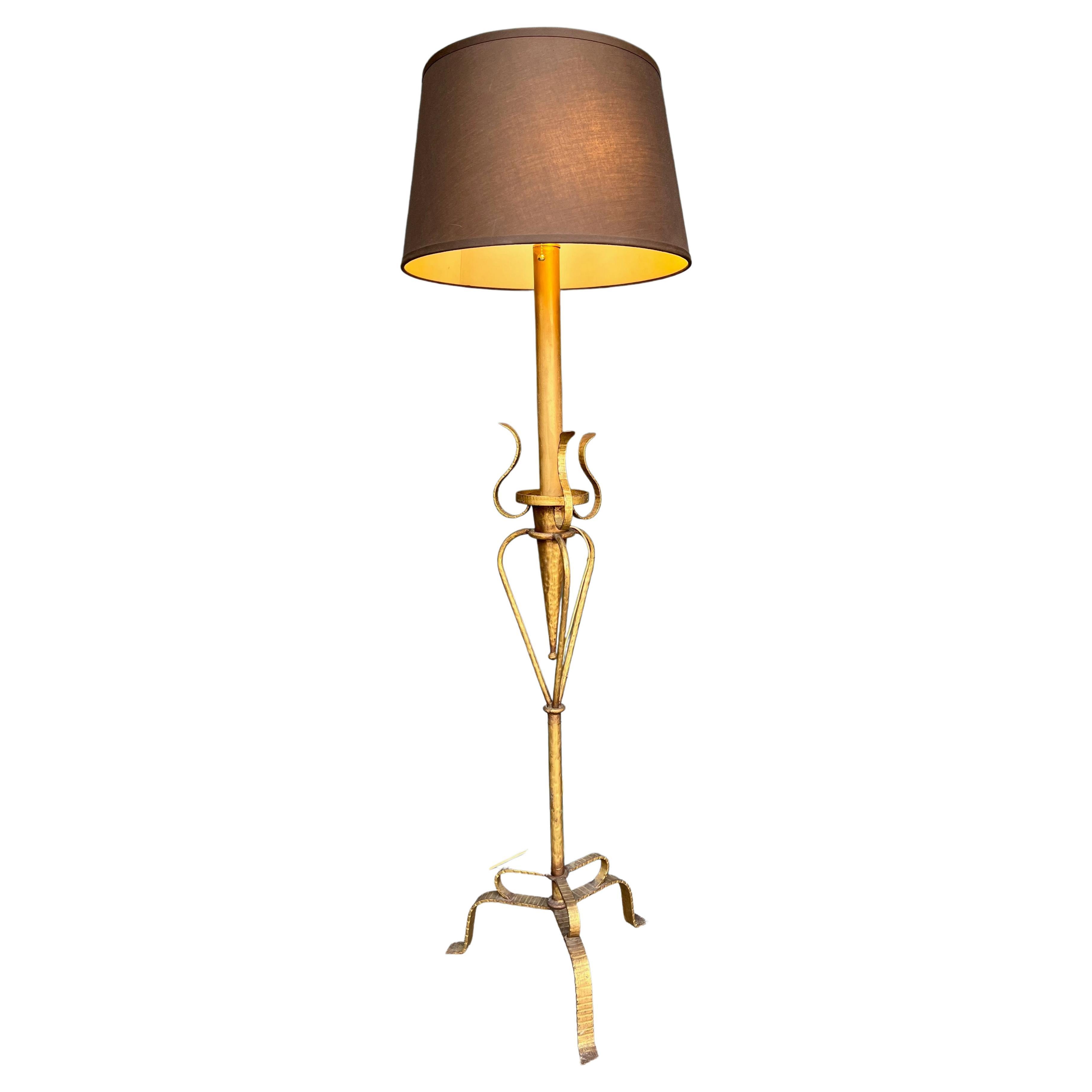 Lampada da terra in ferro dorato spagnolo con base ornata