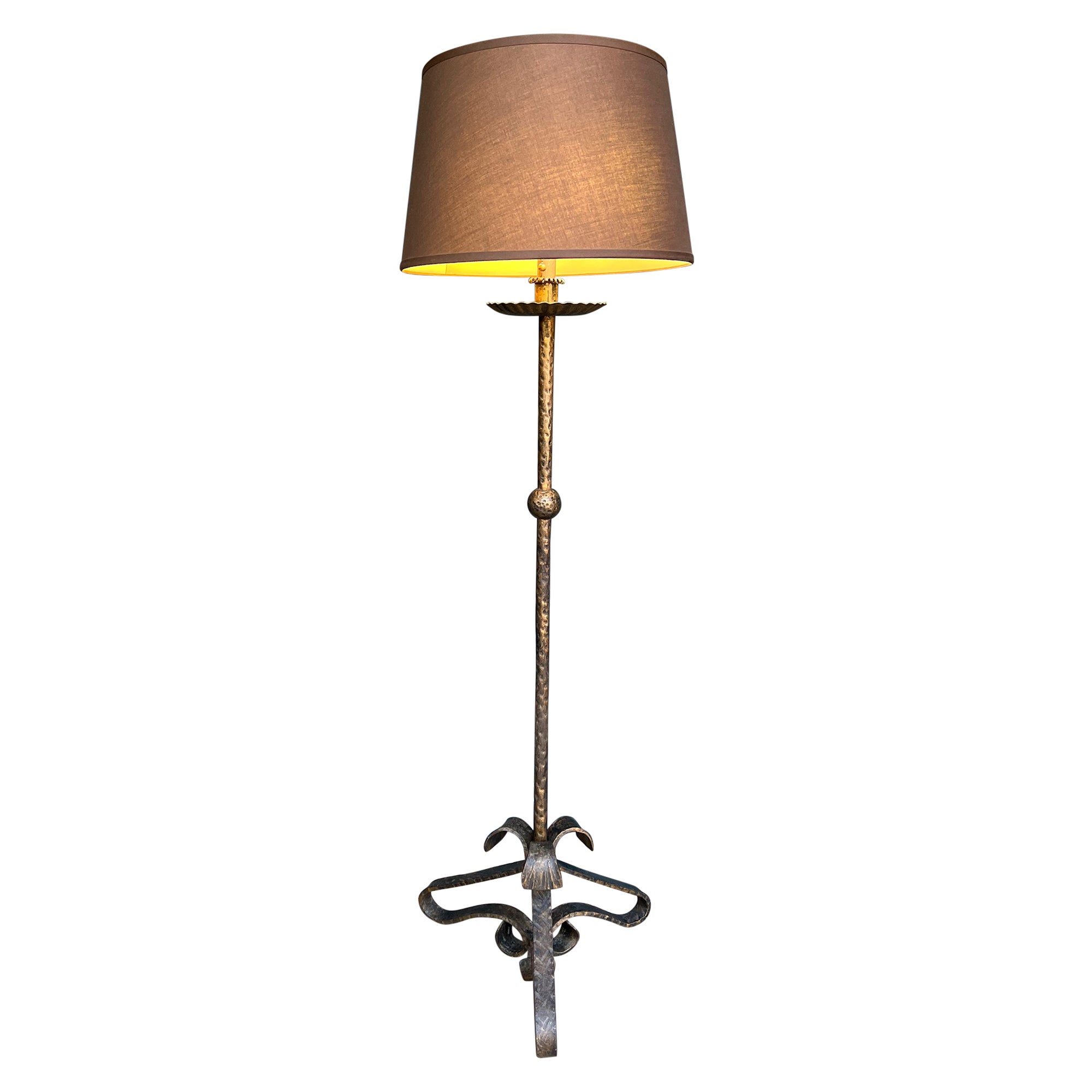 Lampada da terra in ferro dorato spagnolo con base a volute