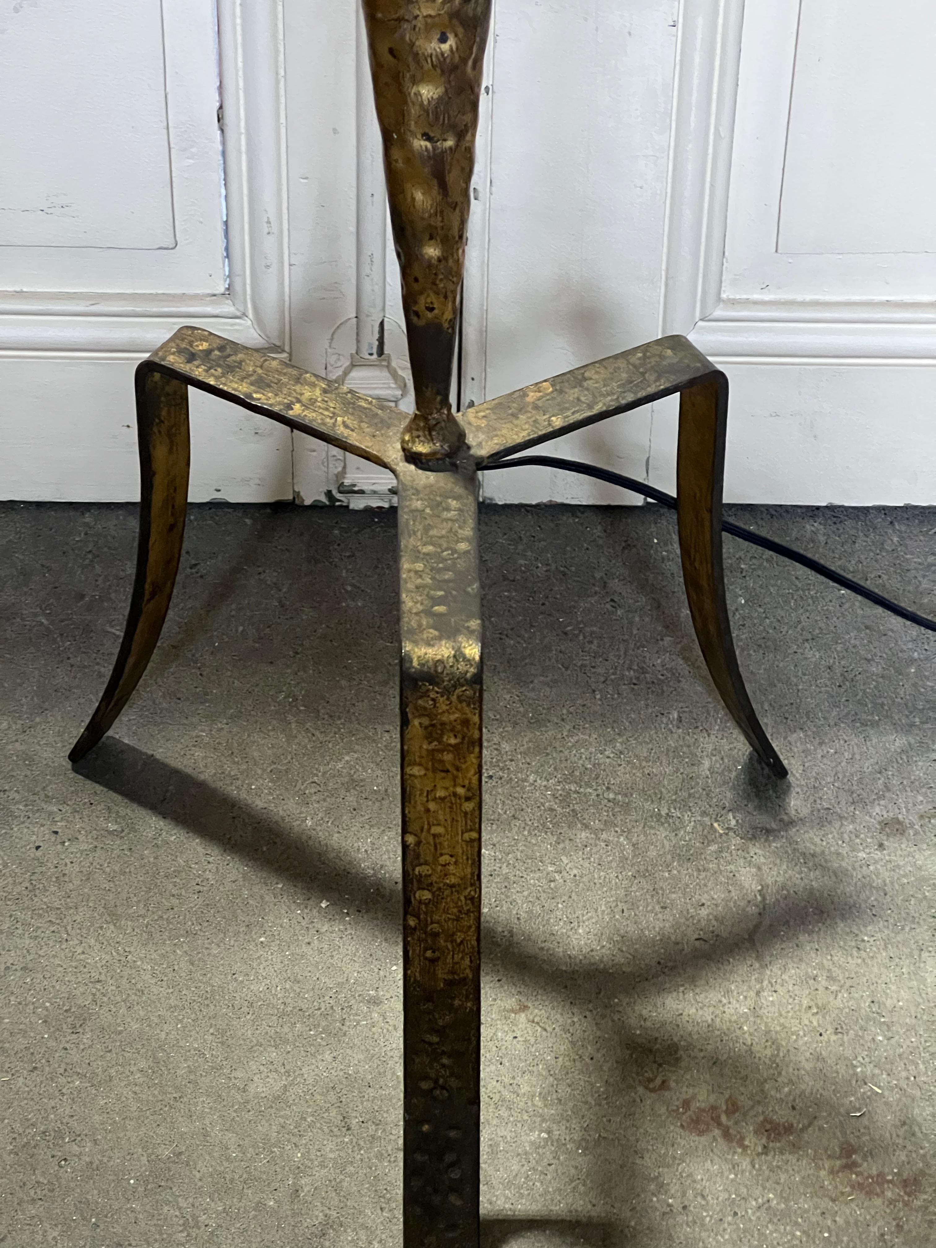 Spanish Gilt Iron Floor Lamp with Tripod Base In Good Condition For Sale In Buchanan, NY