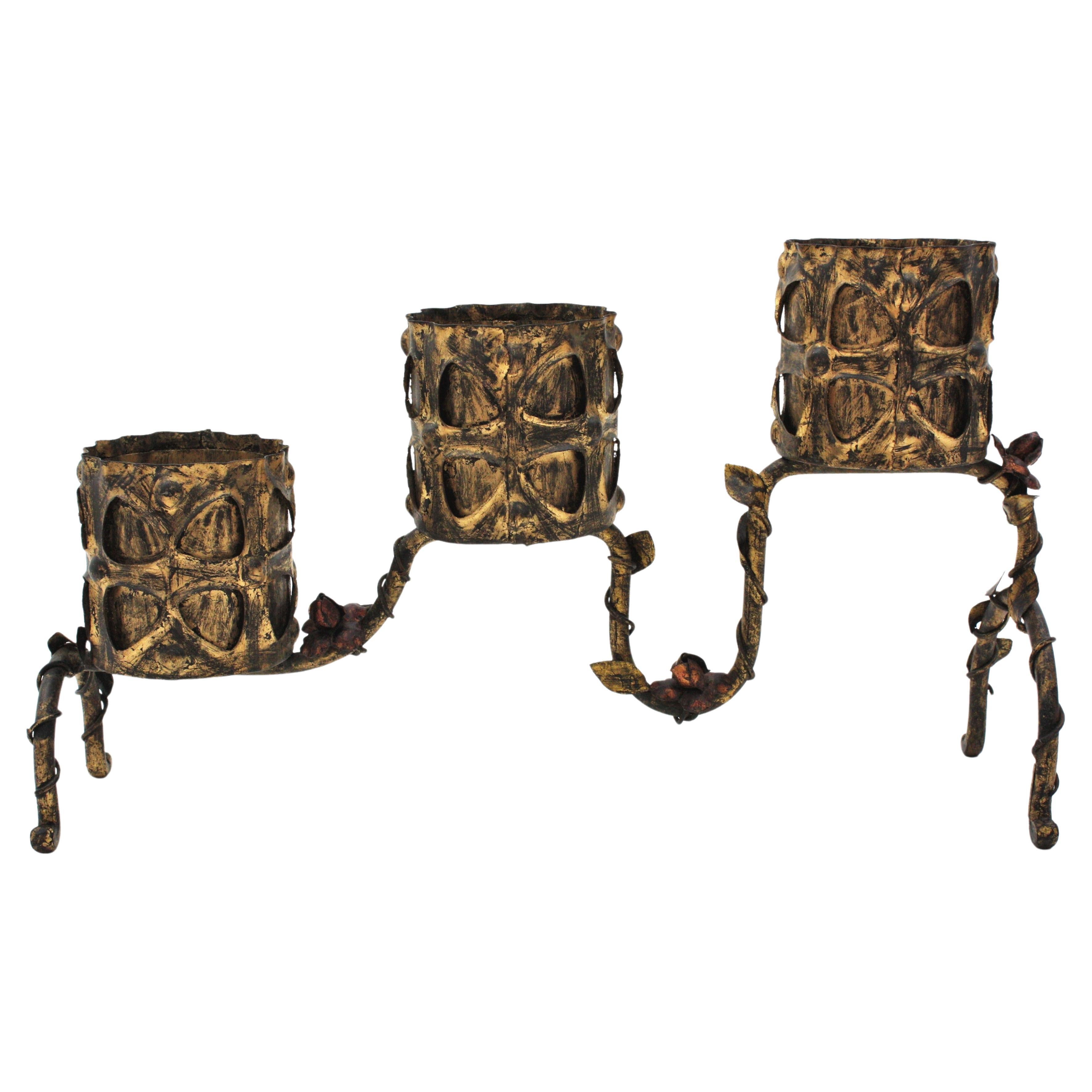 Unico nel suo genere Fioriera tripla da terra, foglia d'oro, ferro dorato. Spagna, anni '50
Un bellissimo piedistallo in ferro dorato martellato a mano per tre vasi. Interamente realizzato a mano. Riccamente decorato con foglie, rose e finiture