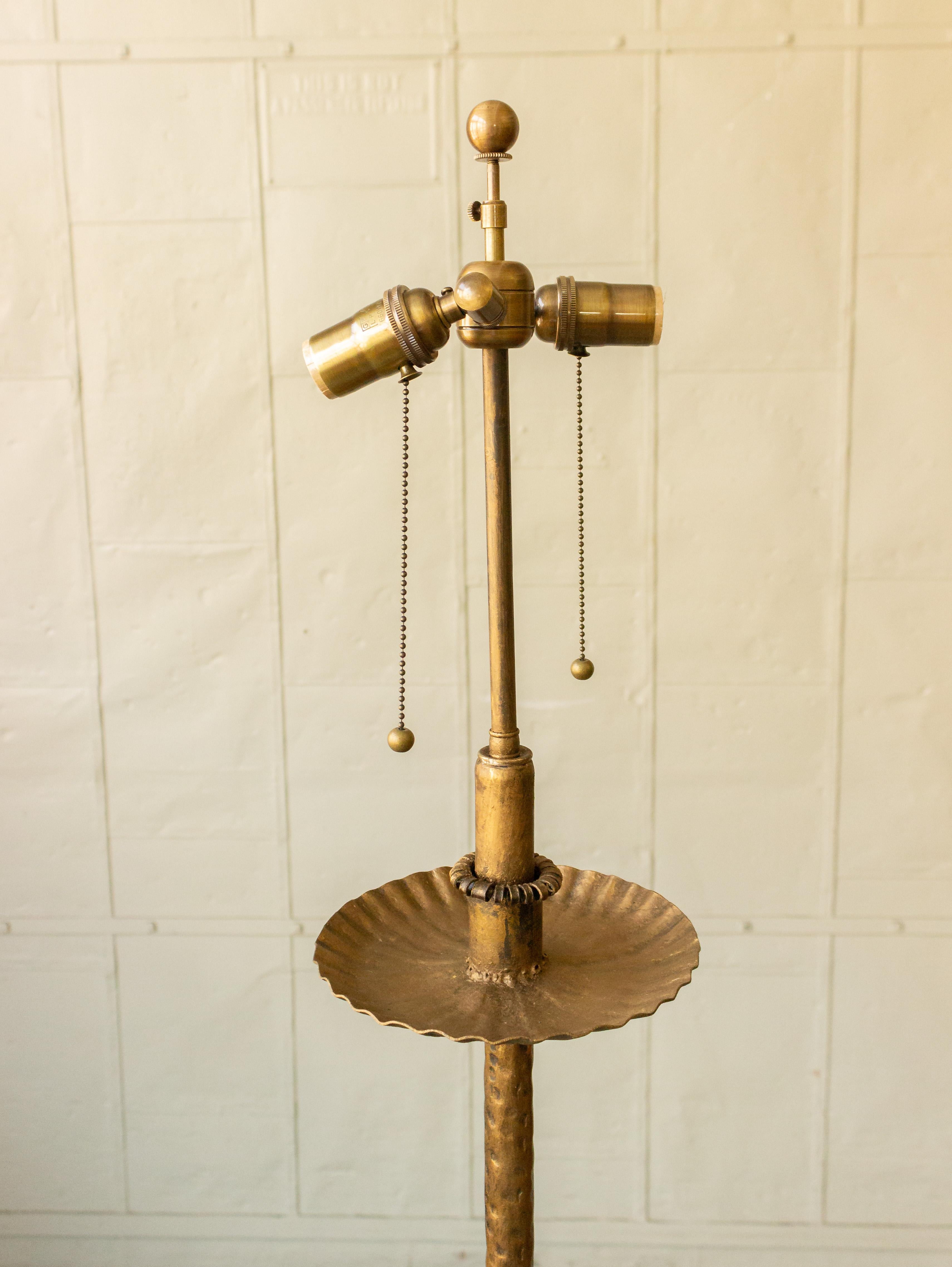 Art nouveau Lampadaire espagnol en fer doré à volutes