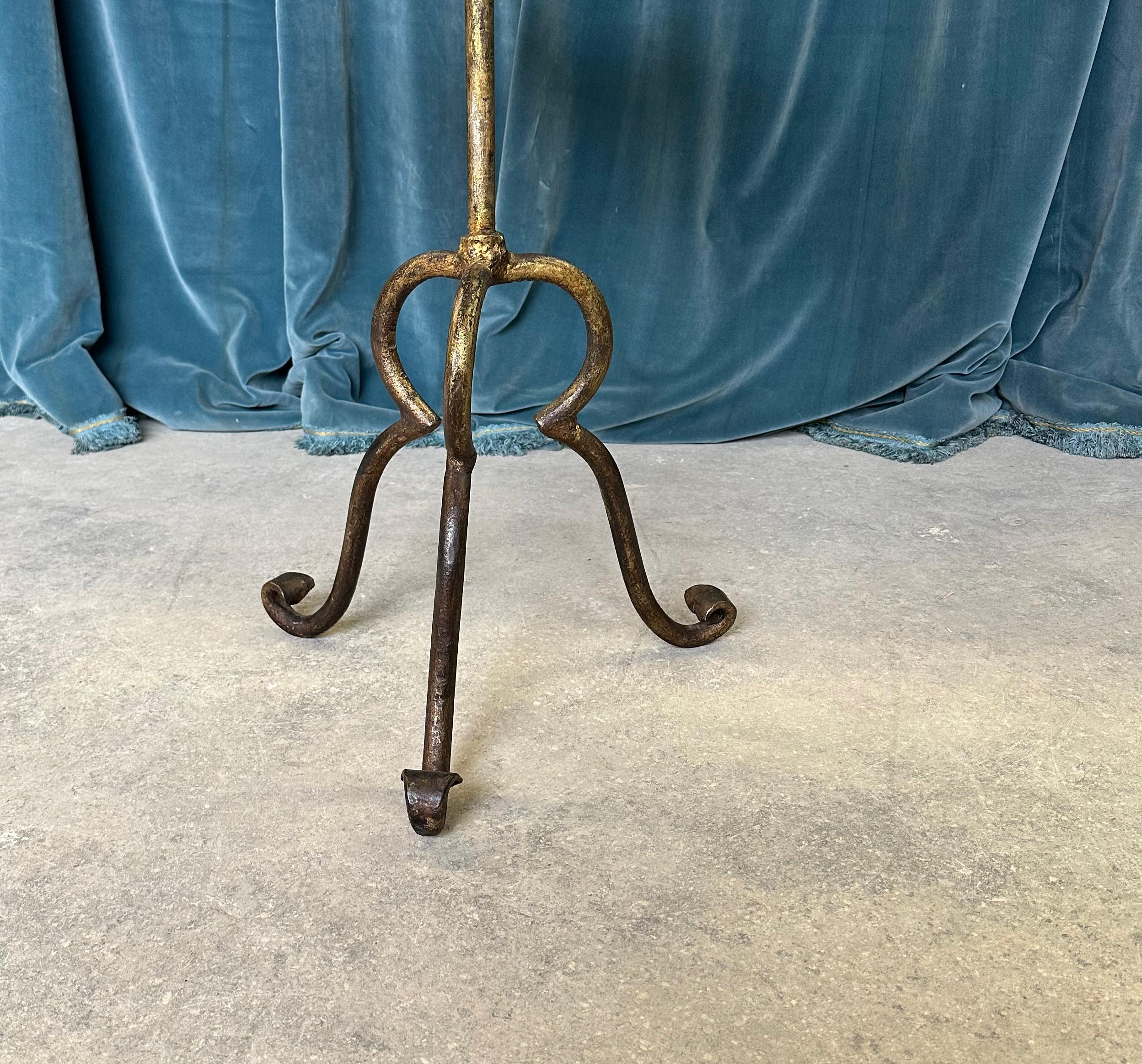 XXIe siècle et contemporain Table d'appoint espagnole en fer doré sur une base tripode surélevée en vente