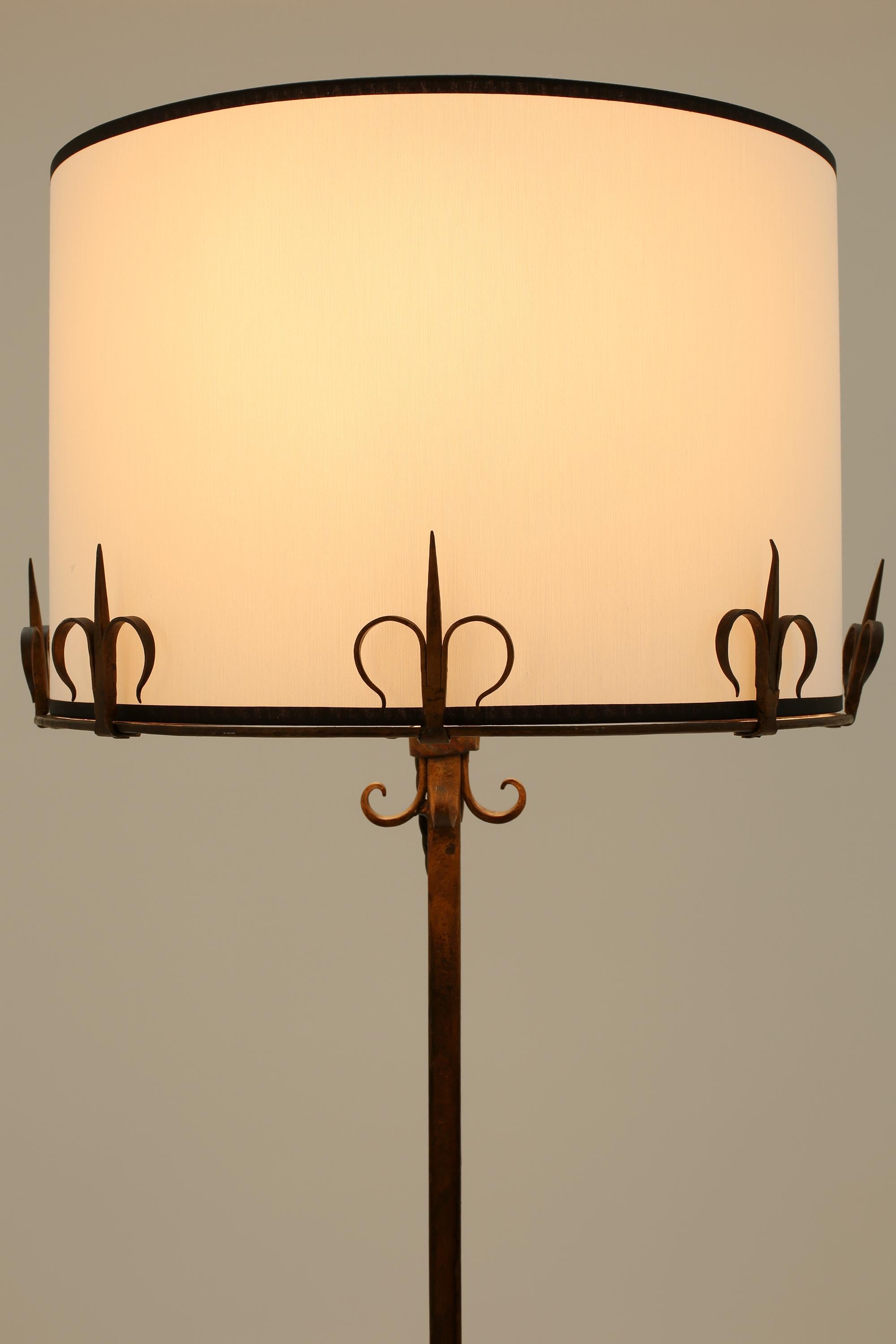 Mid-Century Modern Spanish Gilt Iron Table Lamp in the Taste of Les Artisans De Marolles C. 1960s For Sale