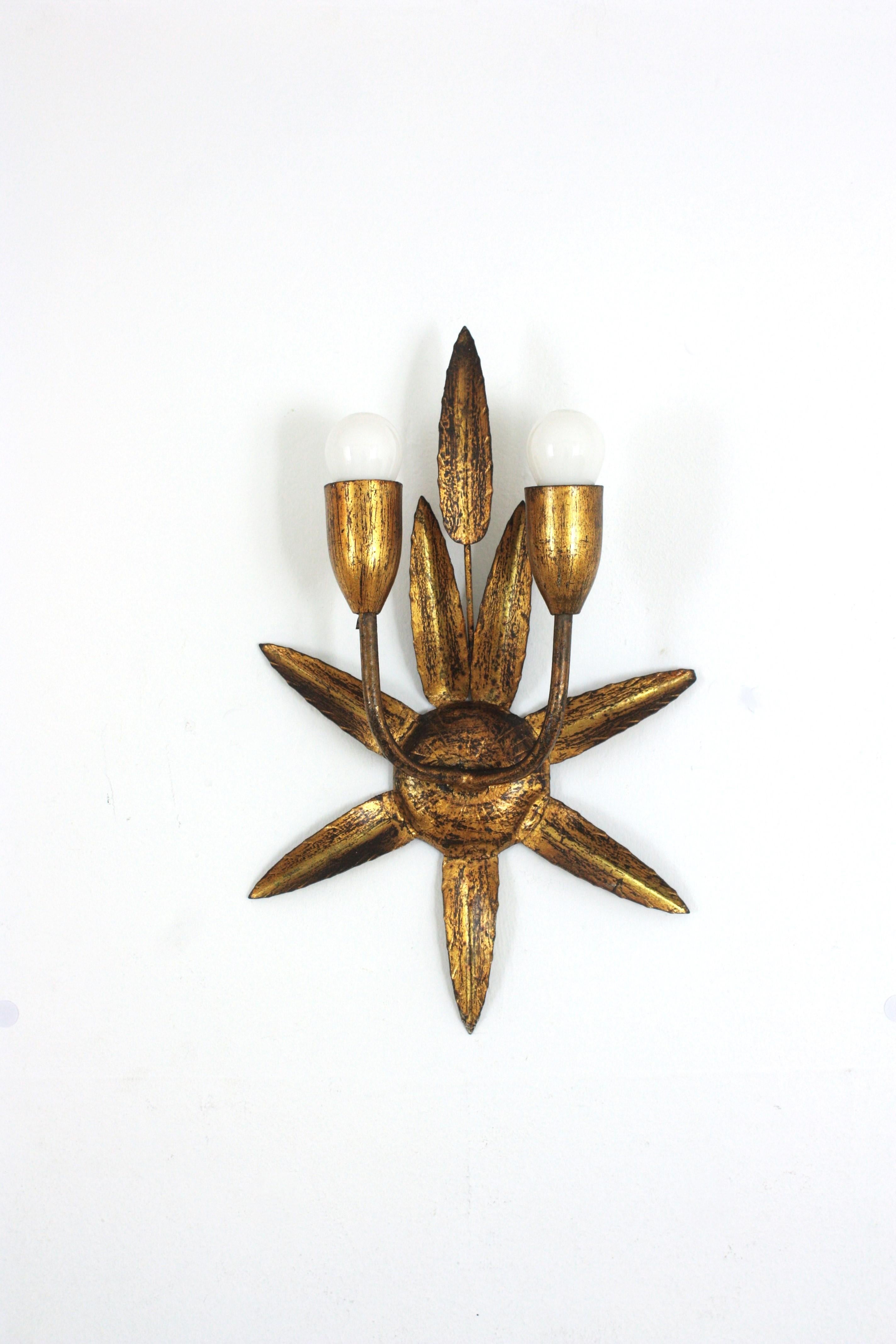 Unusual Spanish Leaves Motif Wall Light with Sunburst Back Plate, Gilt Iron
Eye-catching Hollywood Regency Gilt Metal Sunburst Foliage Wall Light.Manufactured by Ferro Art. Spain, 1950s
Rare find due to its sunburst starburst backplate design.
This