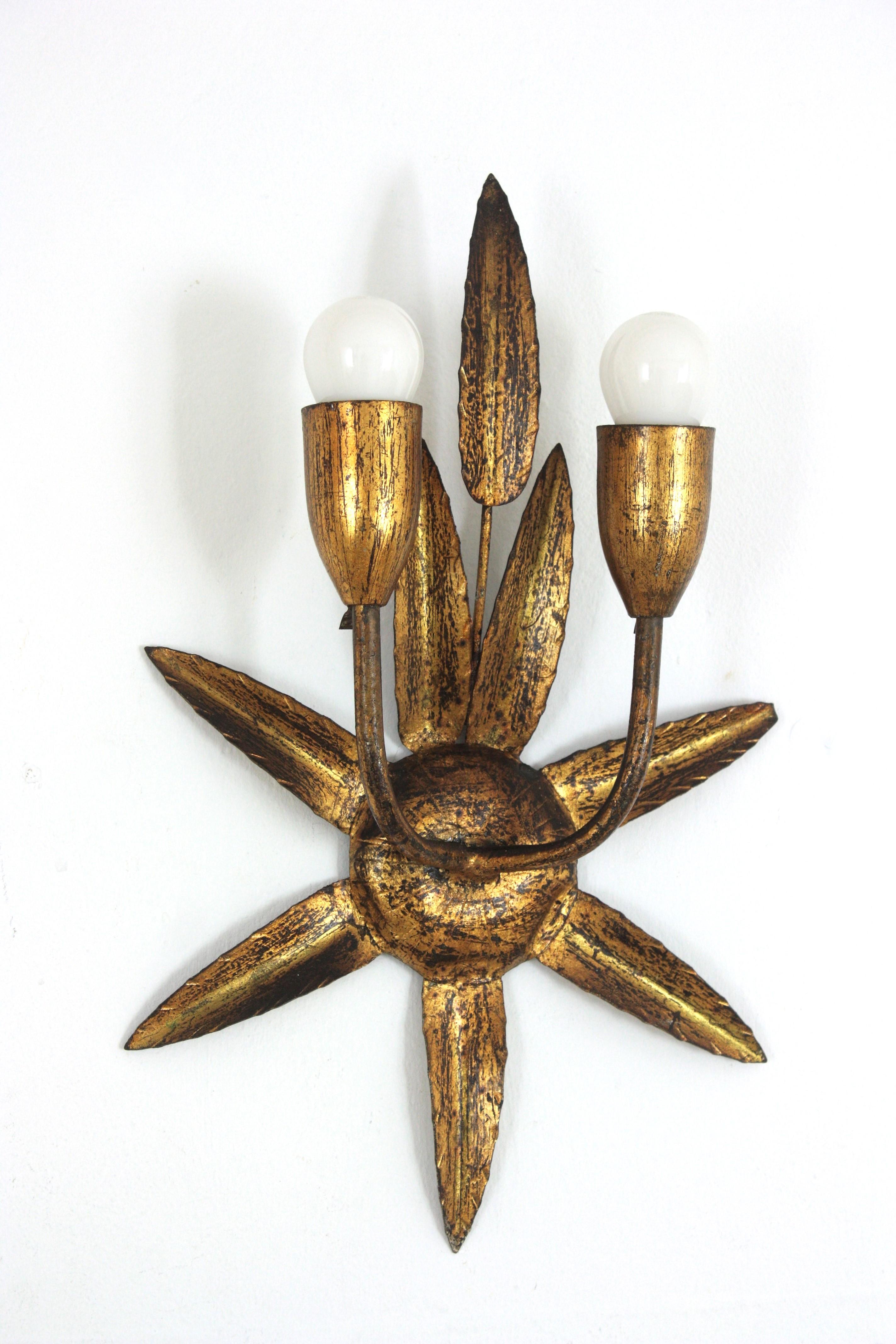 Spanish Gilt Iron Wall Sconce with Foliage Design and Starburst Backplate, 1950s In Good Condition For Sale In Barcelona, ES