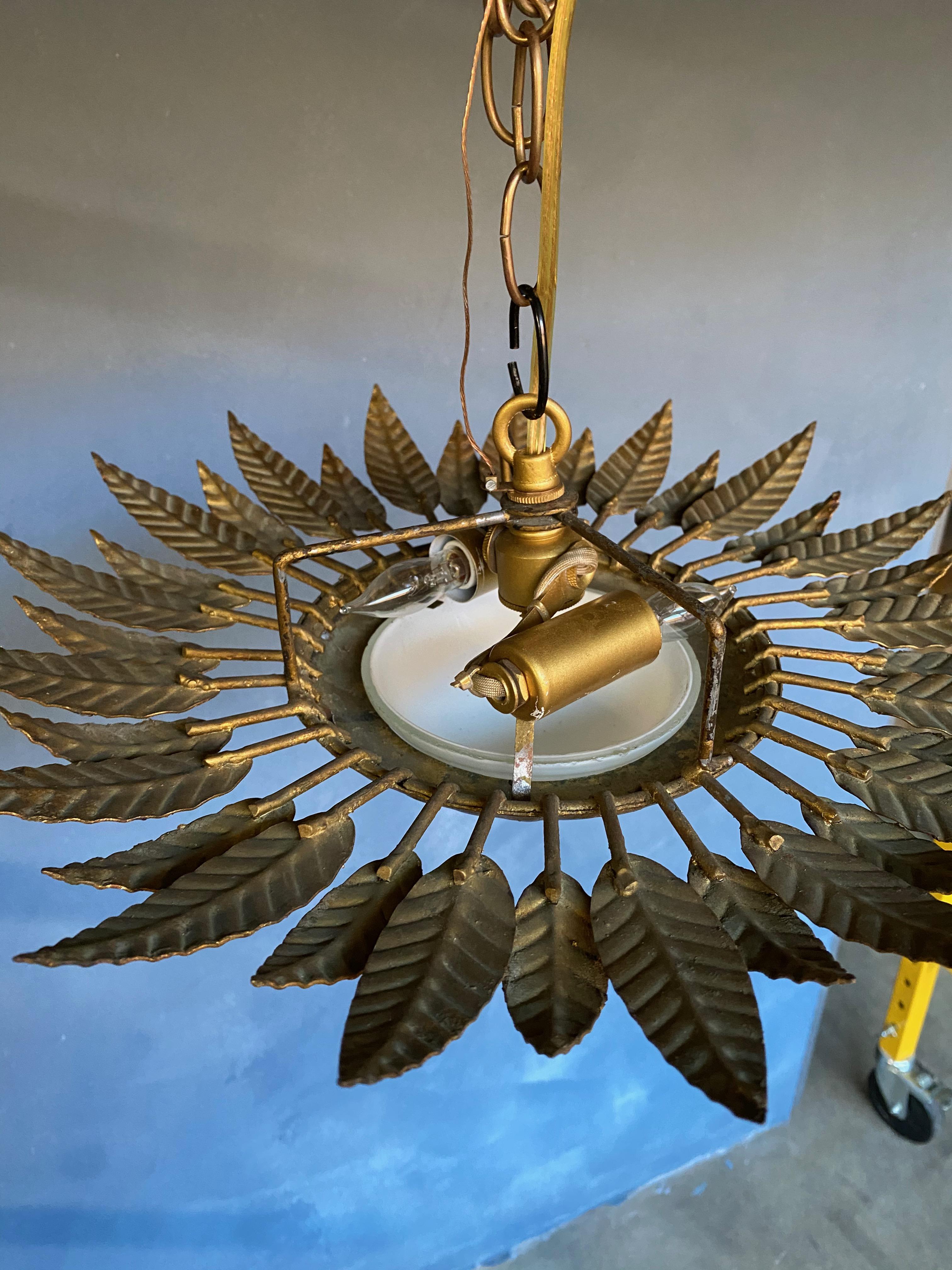 Plafonnier à couronne de plumes en métal doré espagnol avec globe opalin en vente 2
