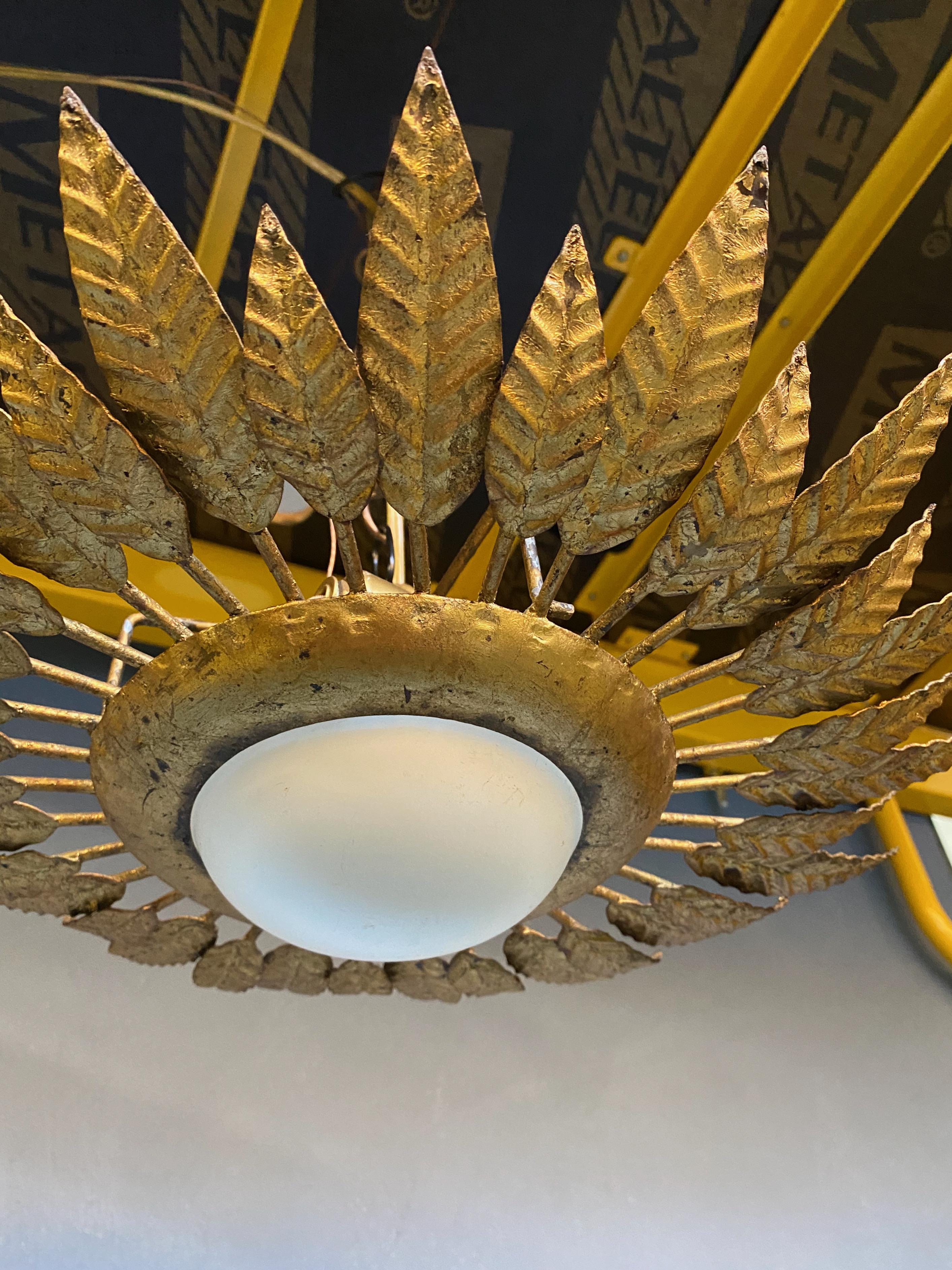 Plafonnier à couronne de plumes en métal doré espagnol avec globe opalin en vente 3