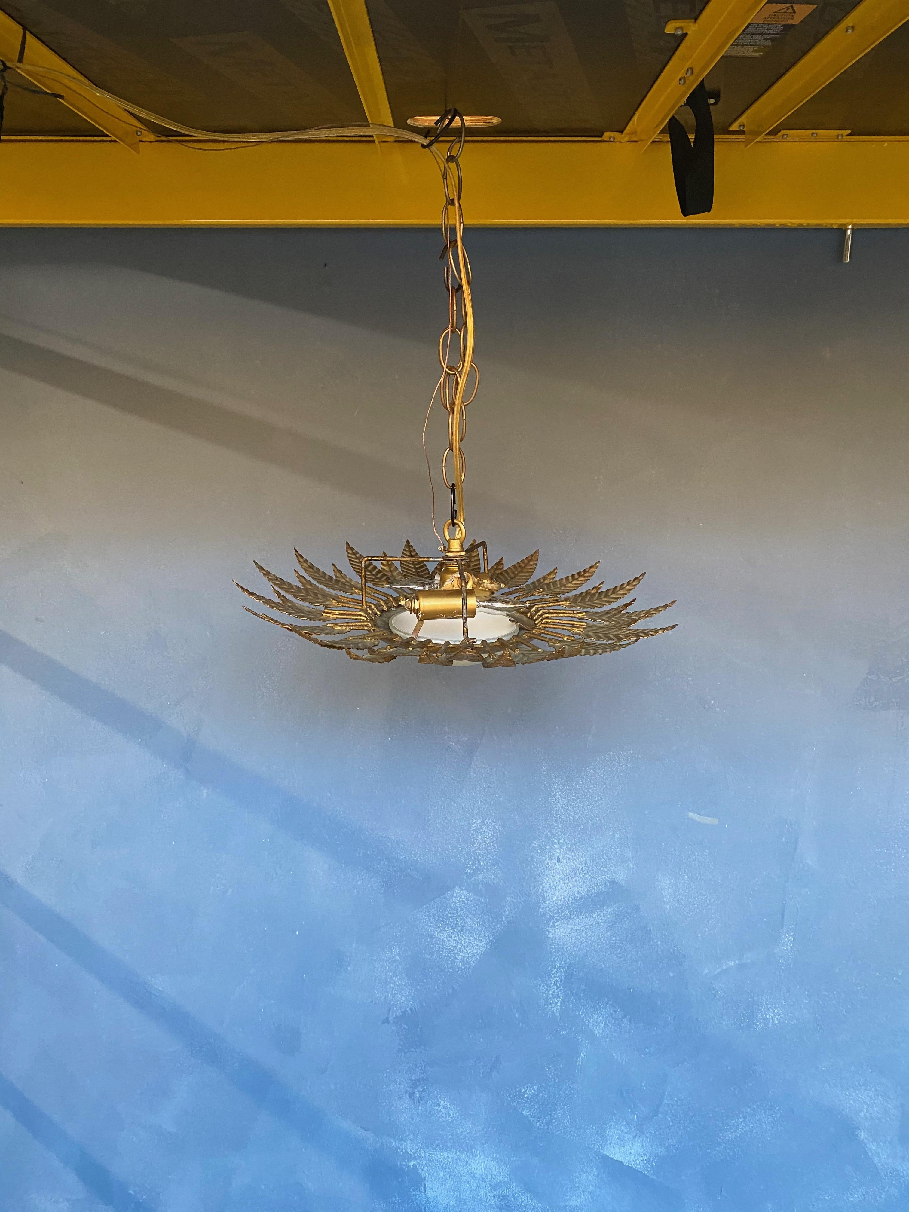 Mid-Century Modern Plafonnier à couronne de plumes en métal doré espagnol avec globe opalin en vente