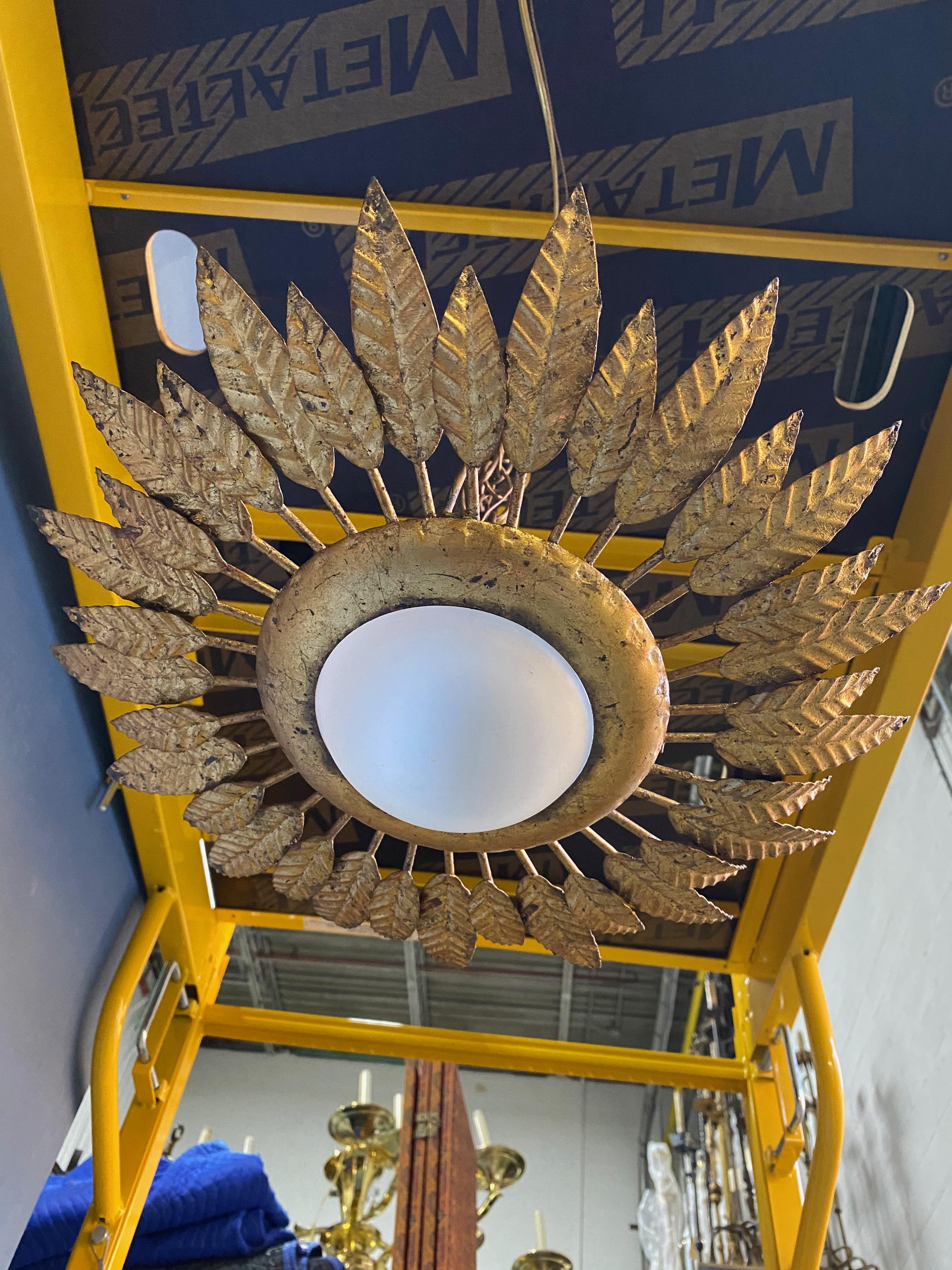 Espagnol Plafonnier à couronne de plumes en métal doré espagnol avec globe opalin en vente