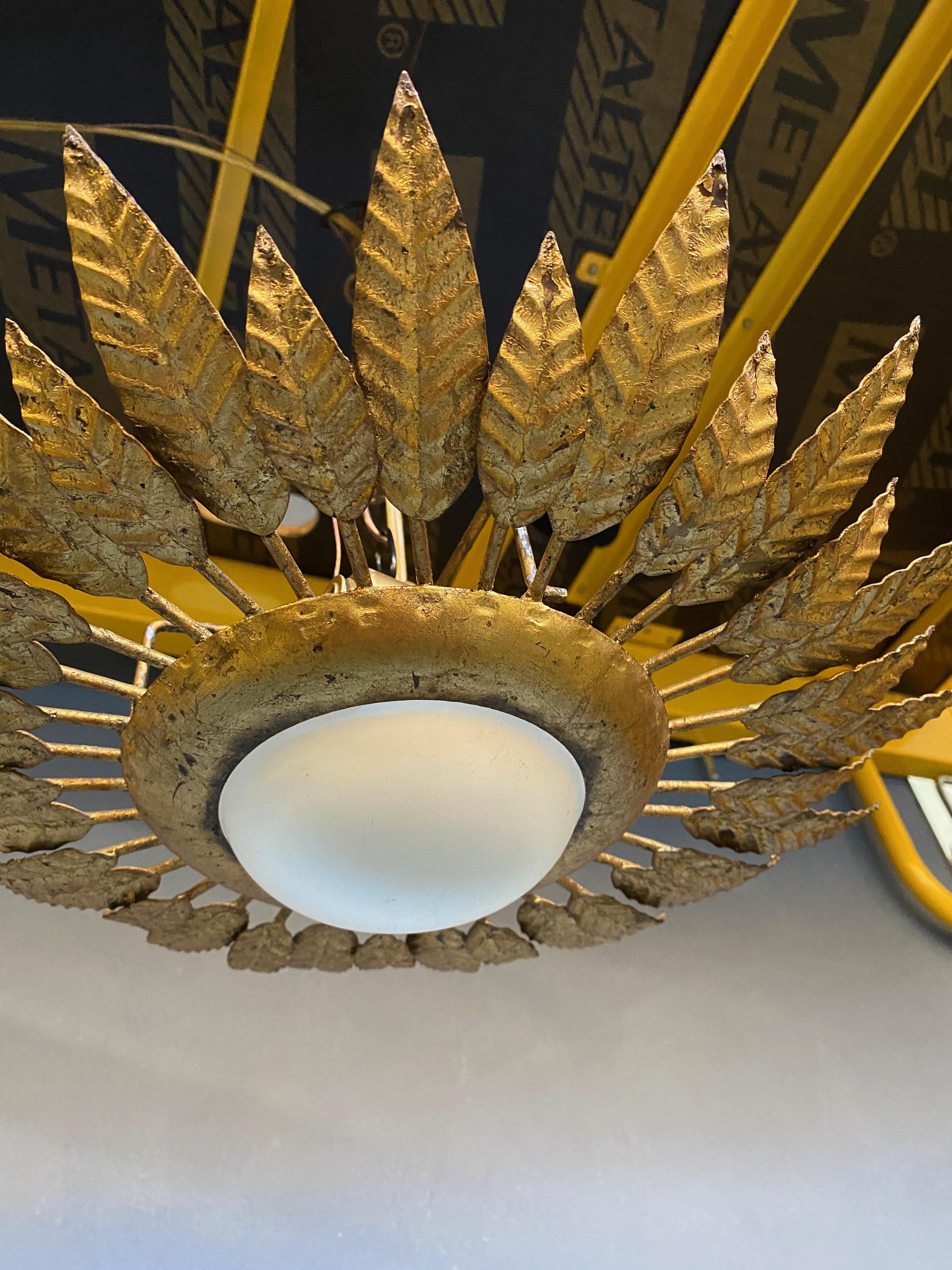 Doré Plafonnier à couronne de plumes en métal doré espagnol avec globe opalin en vente