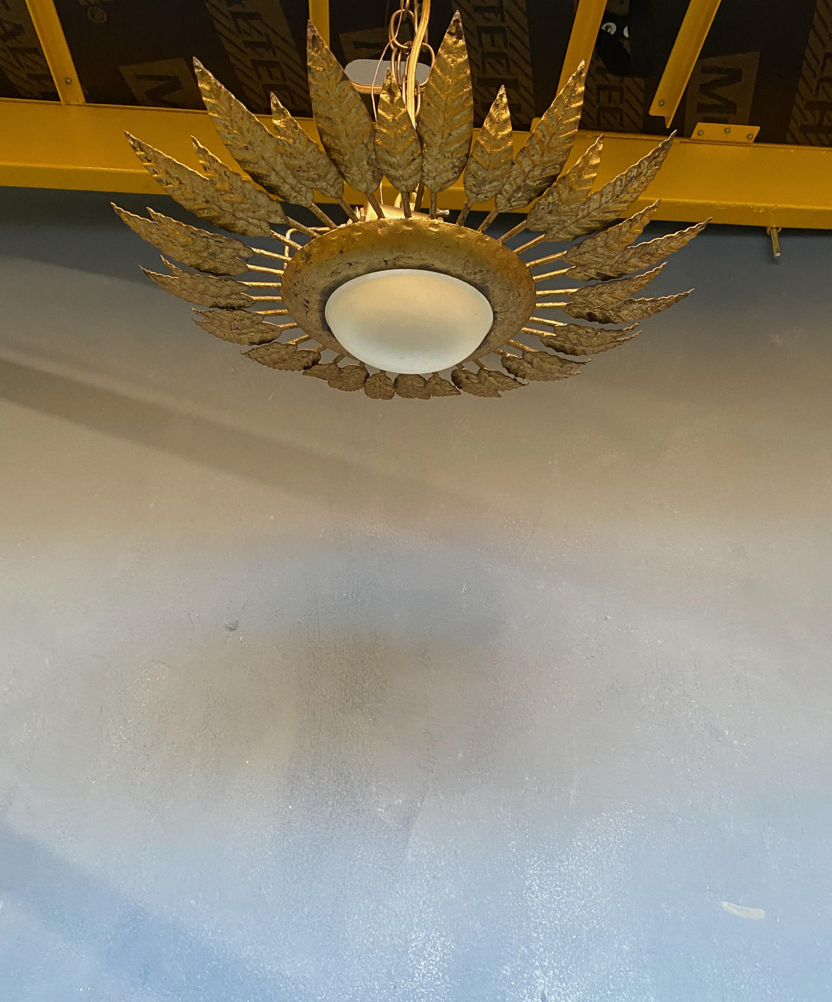Plafonnier à couronne de plumes en métal doré espagnol avec globe opalin Bon état - En vente à Buchanan, NY