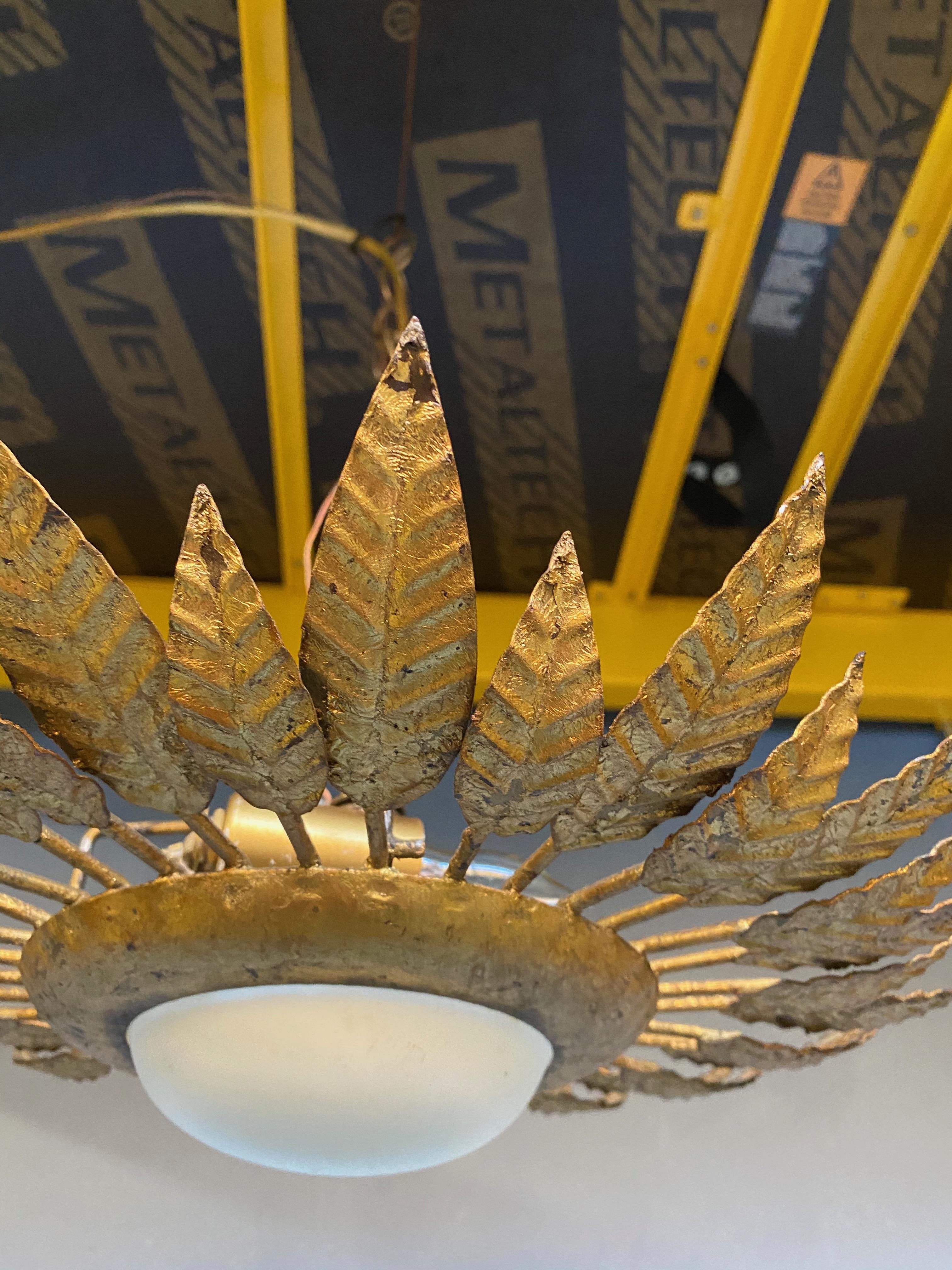 Milieu du XXe siècle Plafonnier à couronne de plumes en métal doré espagnol avec globe opalin en vente