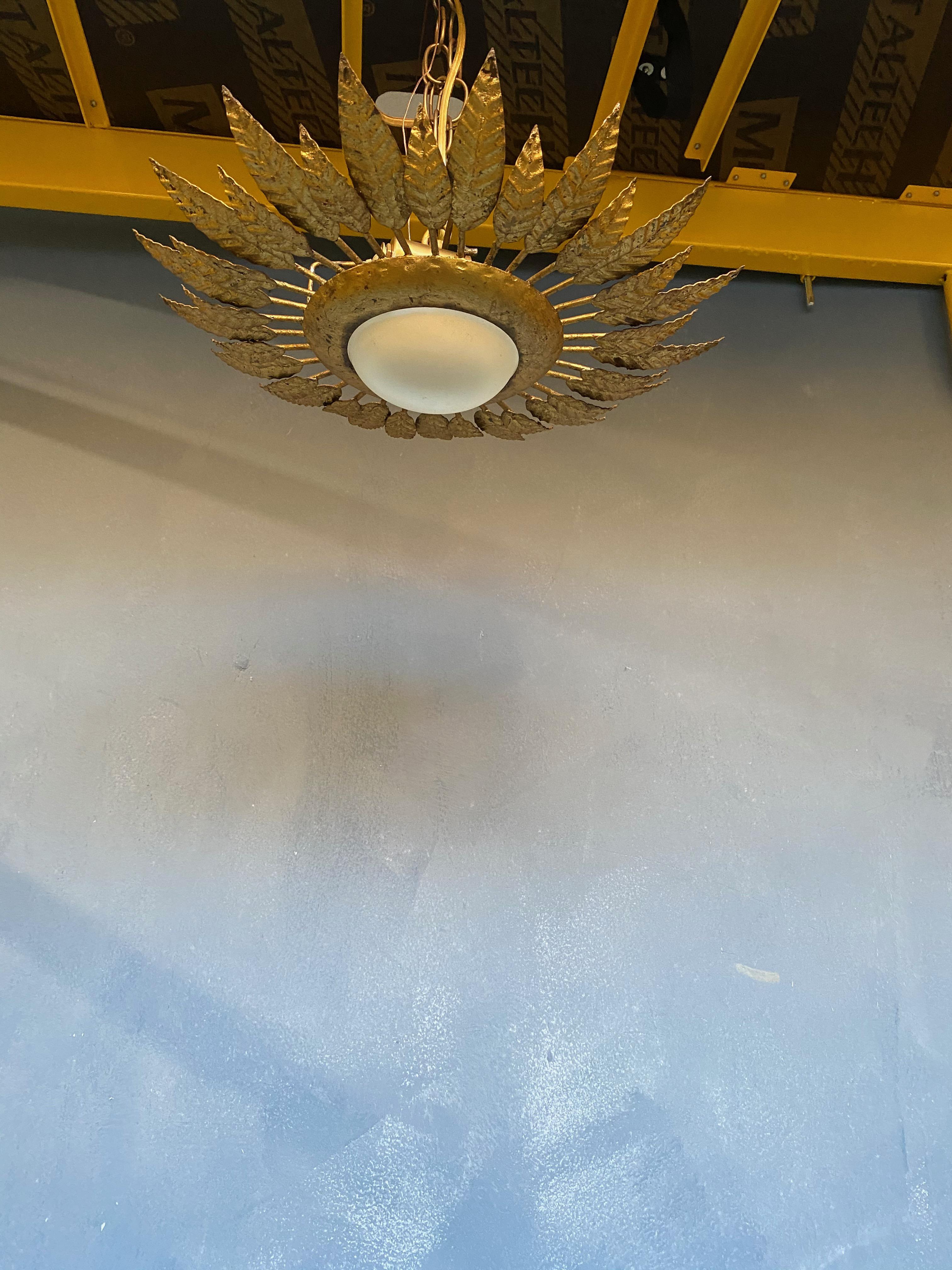 Plafonnier à couronne de plumes en métal doré espagnol avec globe opalin en vente 1