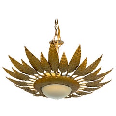Plafonnier à couronne de plumes en métal doré espagnol avec globe opalin