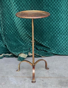 Table à boissons espagnole en métal doré sur base tripode