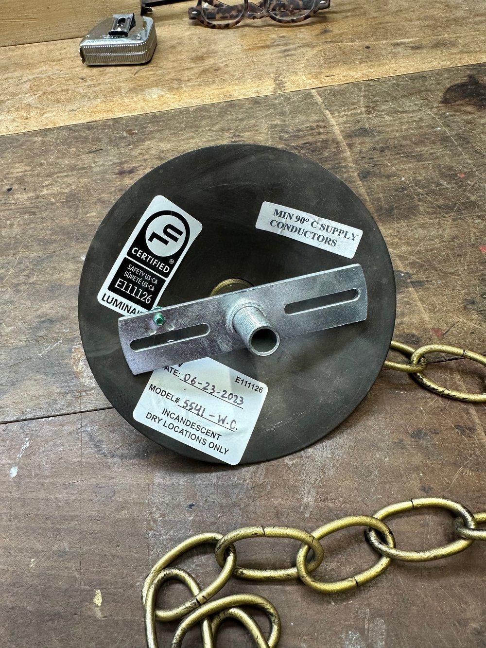 Plafonnier à couronne de plumes en métal doré espagnol avec globe opalin en vente 5