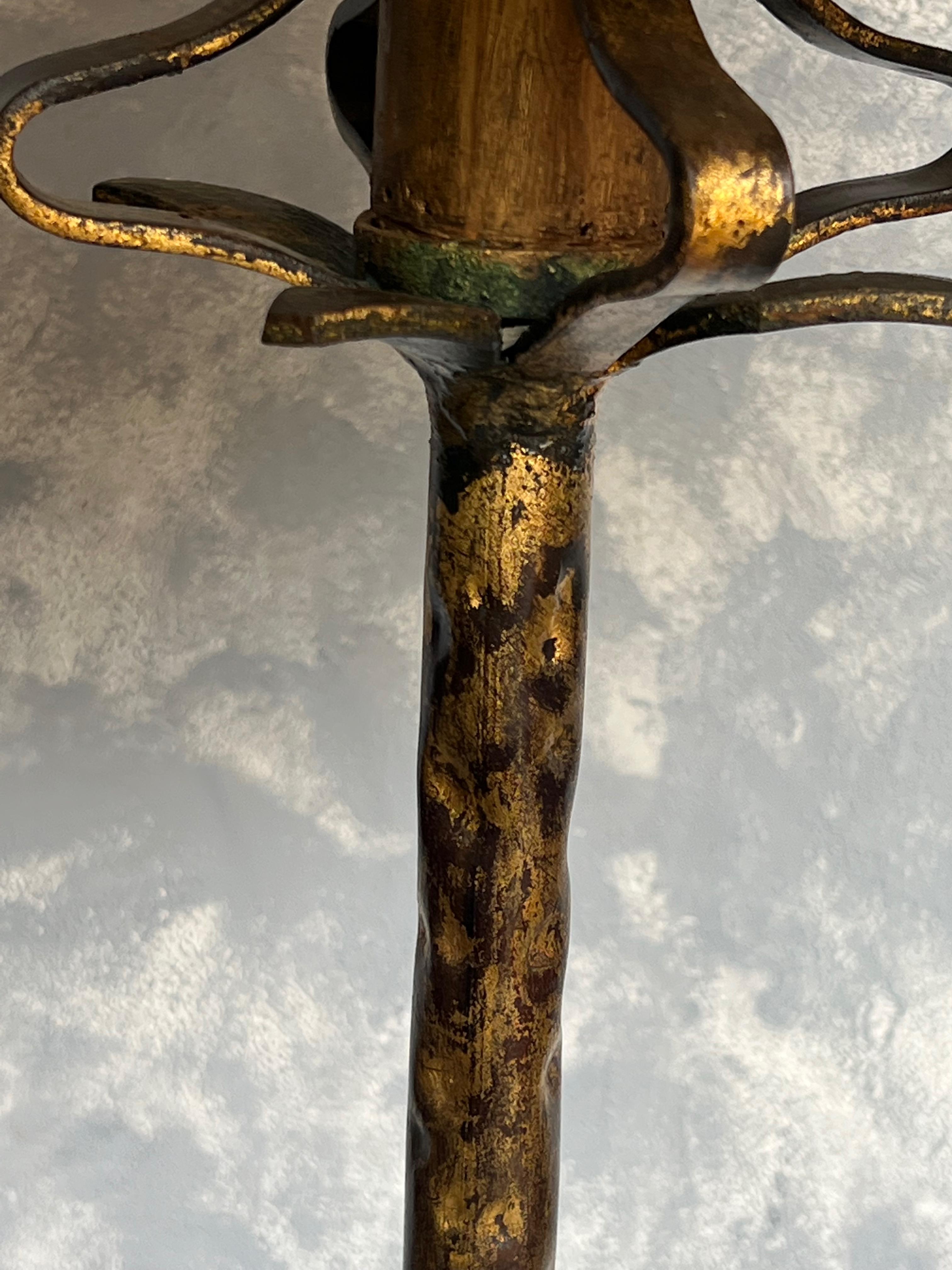Spanische Stehlampe aus vergoldetem Metall auf einem Dreibein-Sockel im Angebot 3