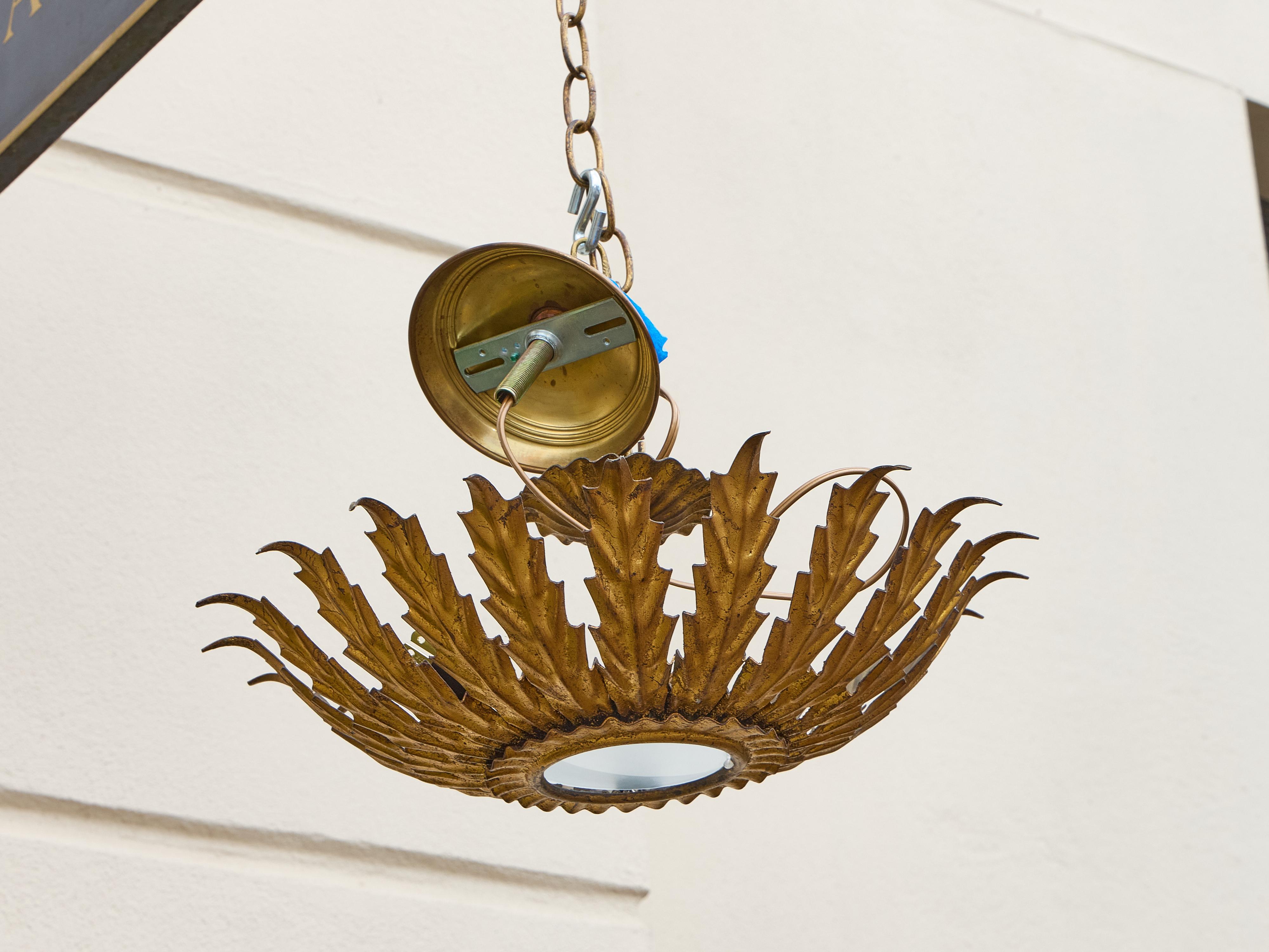Luminaire espagnol en métal doré avec verre dépoli, vers 1950-1960 en vente 3