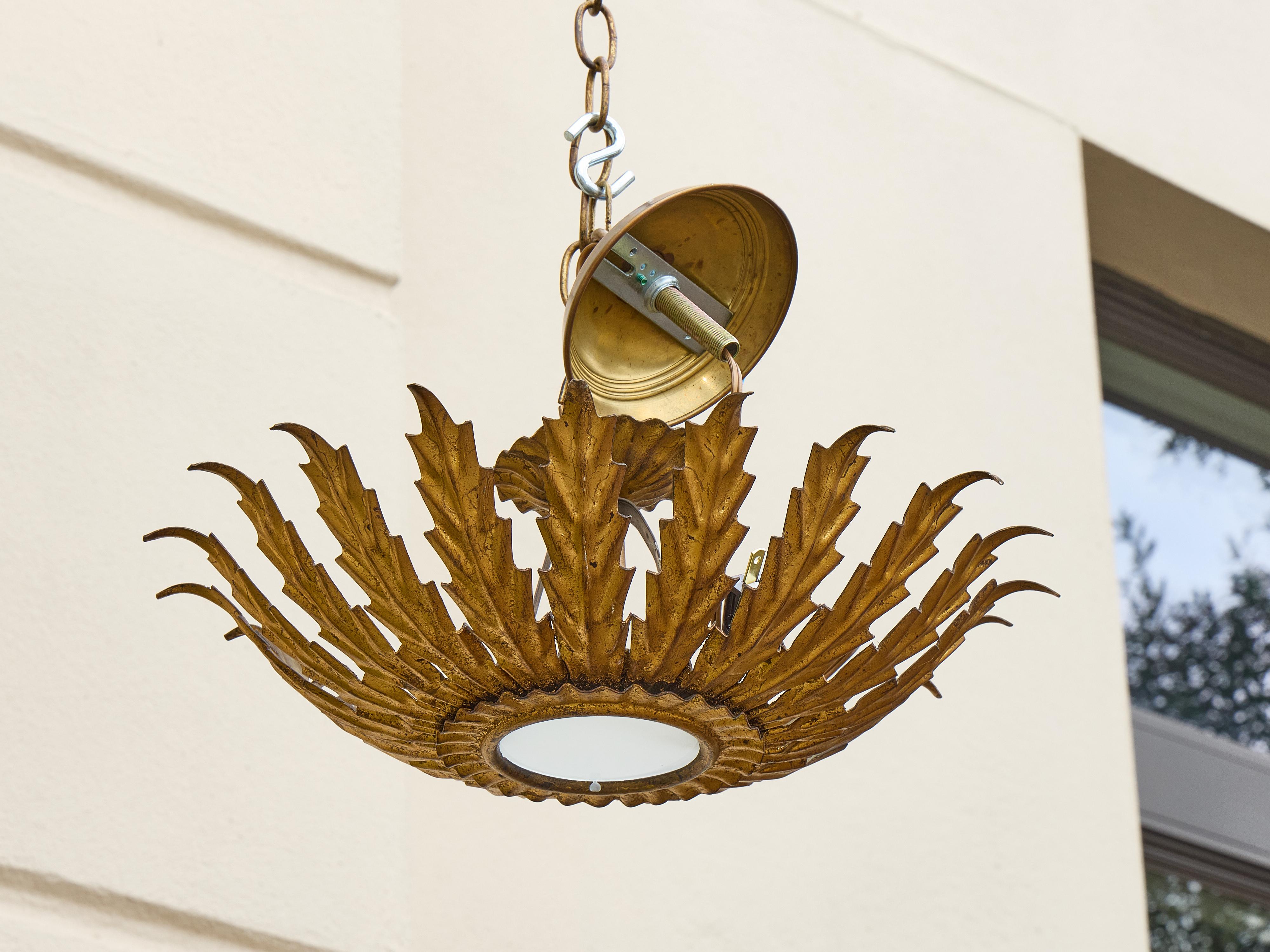 Dépoli Luminaire espagnol en métal doré avec verre dépoli, vers 1950-1960 en vente