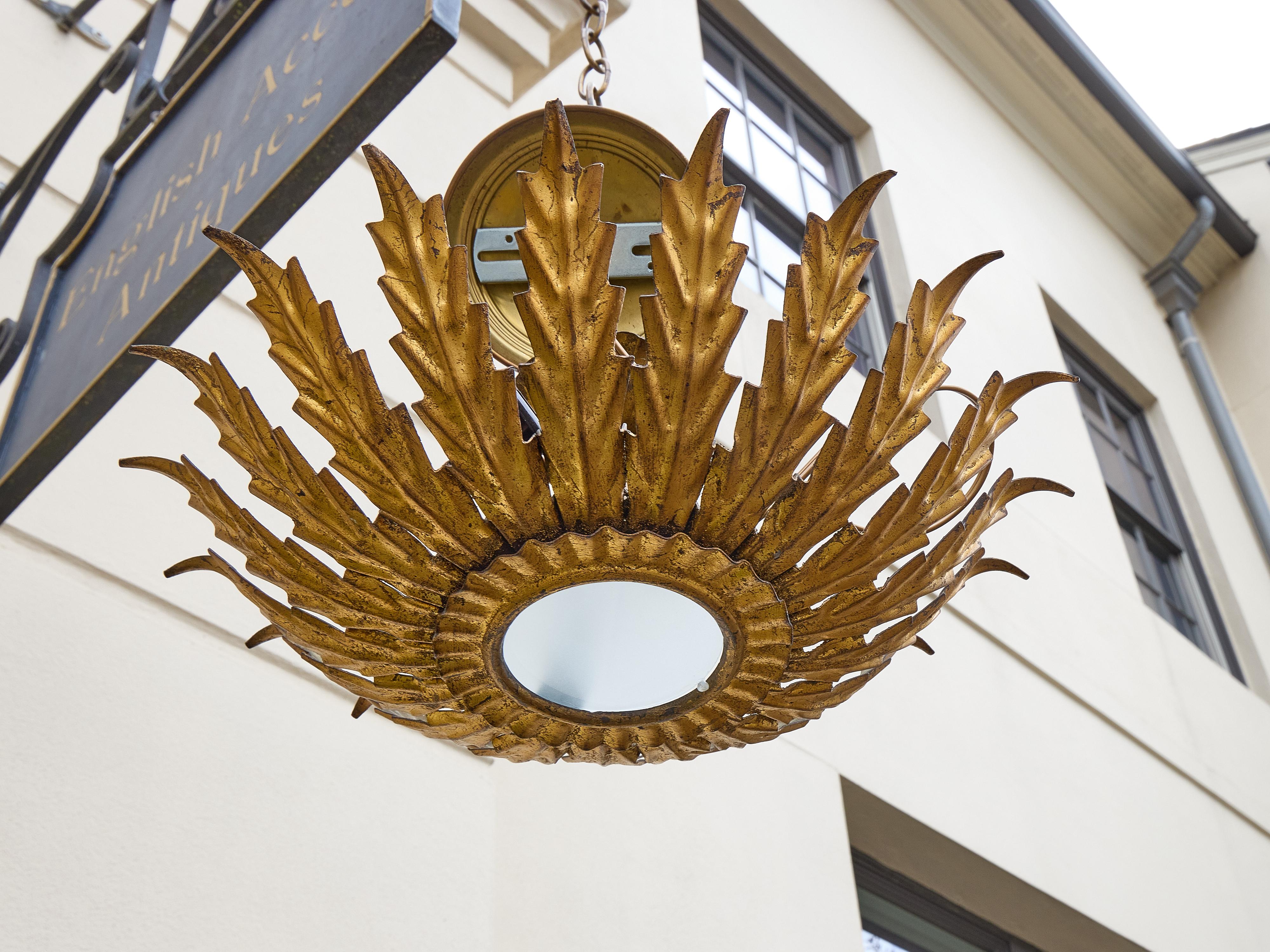 20ième siècle Luminaire espagnol en métal doré avec verre dépoli, vers 1950-1960 en vente