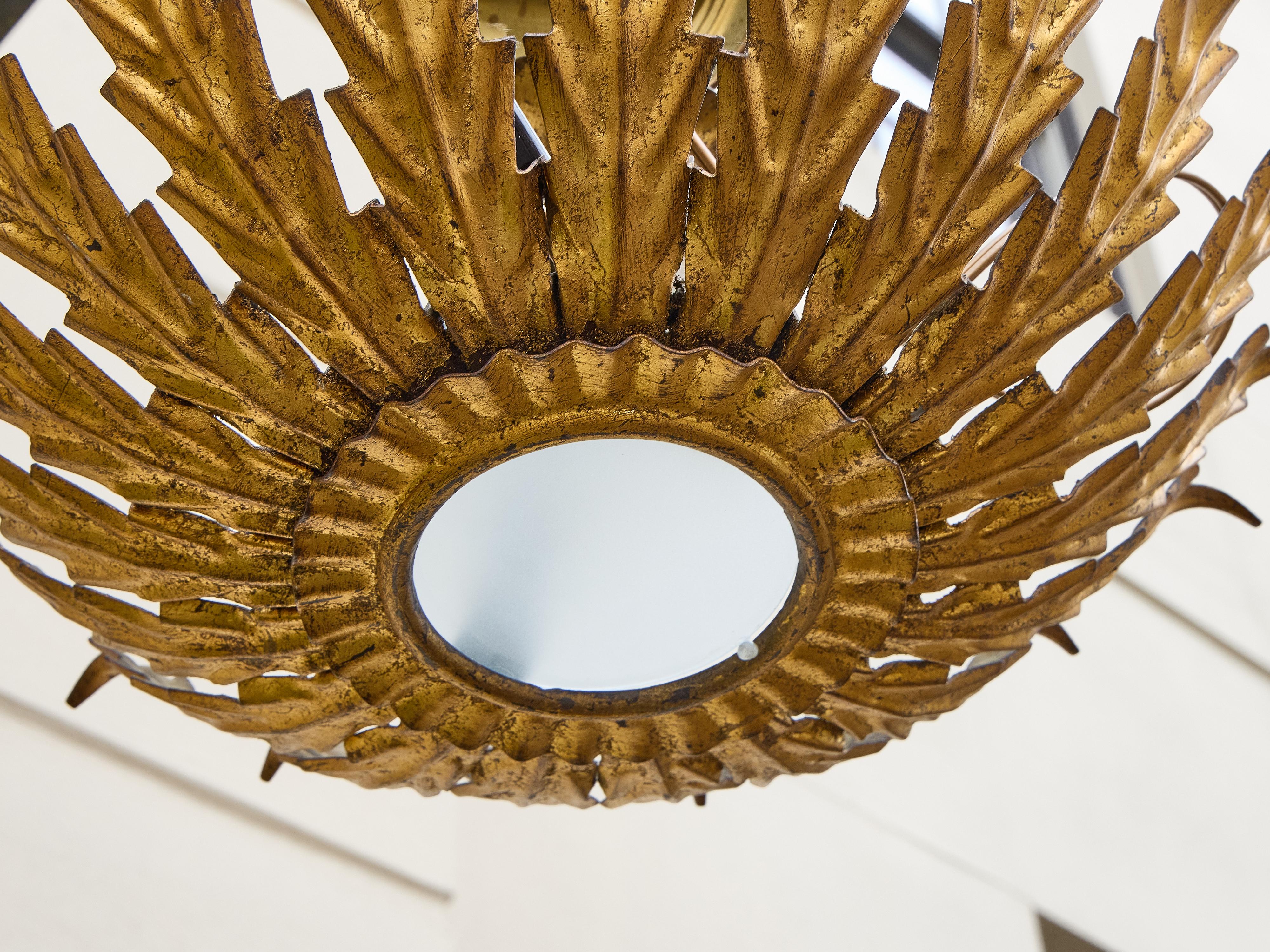 Luminaire espagnol en métal doré avec verre dépoli, vers 1950-1960 en vente 1