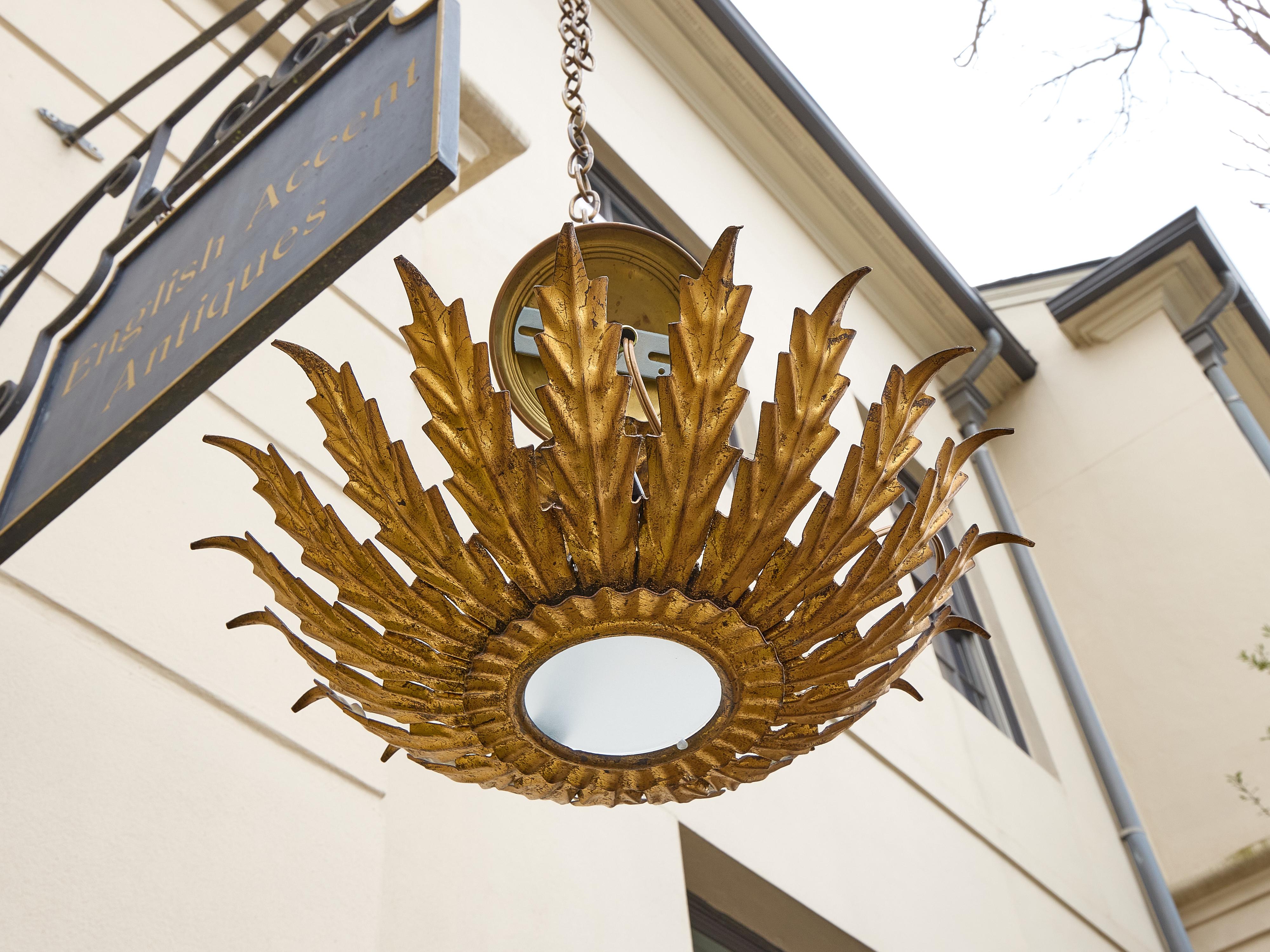Luminaire espagnol en métal doré avec verre dépoli, vers 1950-1960 en vente 2
