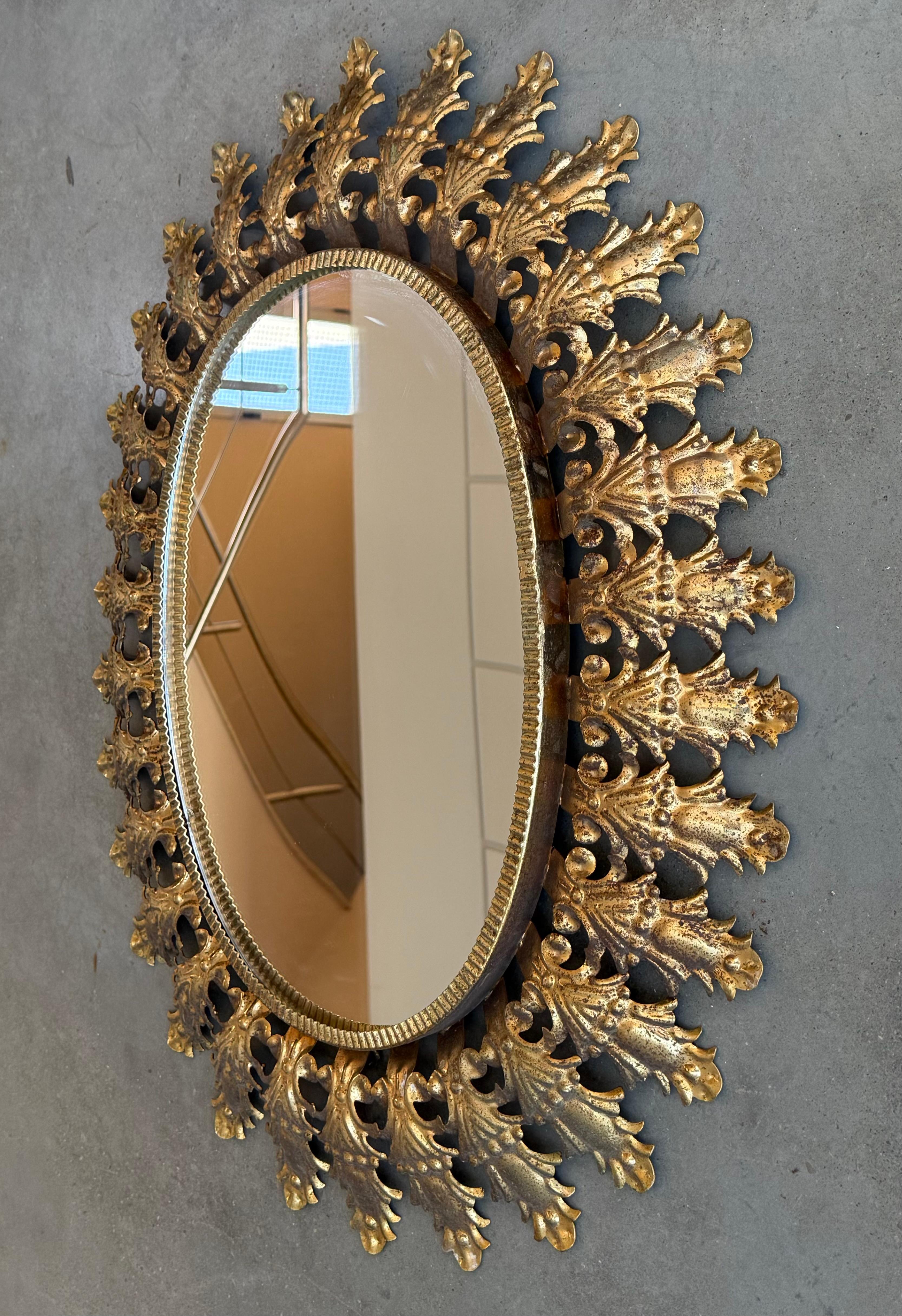 Mid-Century Modern Miroir Sunburst espagnol ovale en métal doré en vente