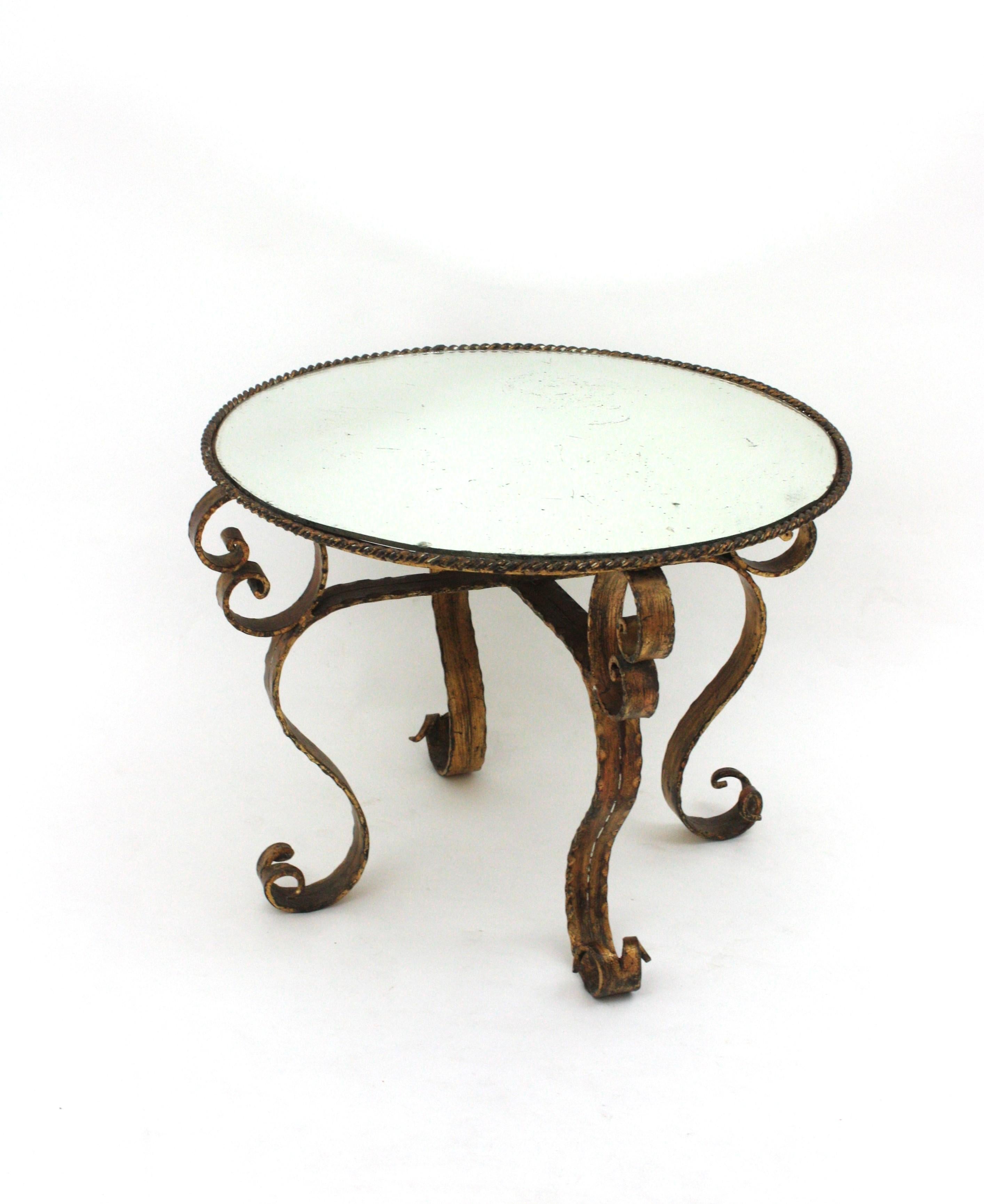 Table basse ronde espagnole dorée en fer forgé à la main avec plateau en miroir en vente 2