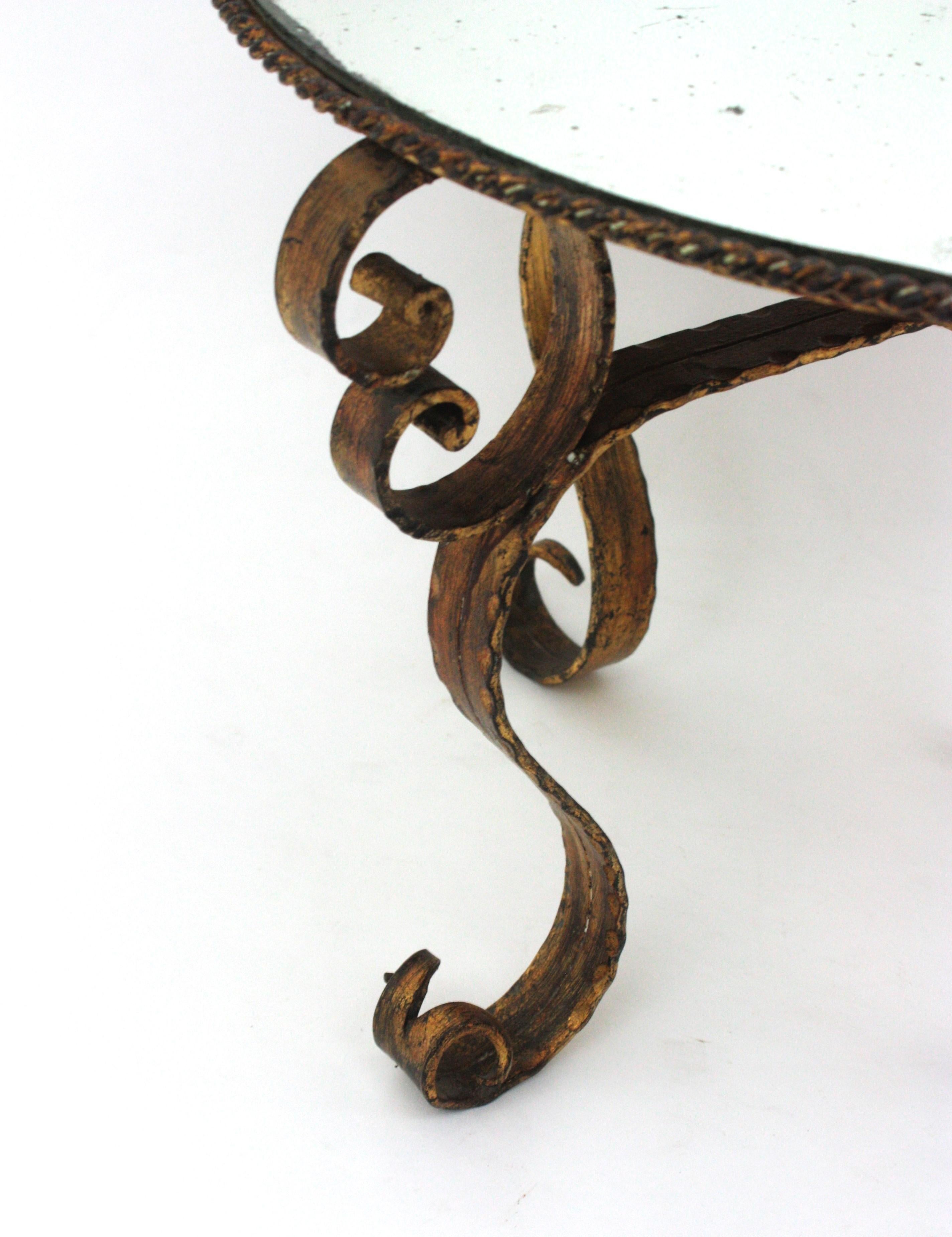 Table basse ronde espagnole dorée en fer forgé à la main avec plateau en miroir en vente 3