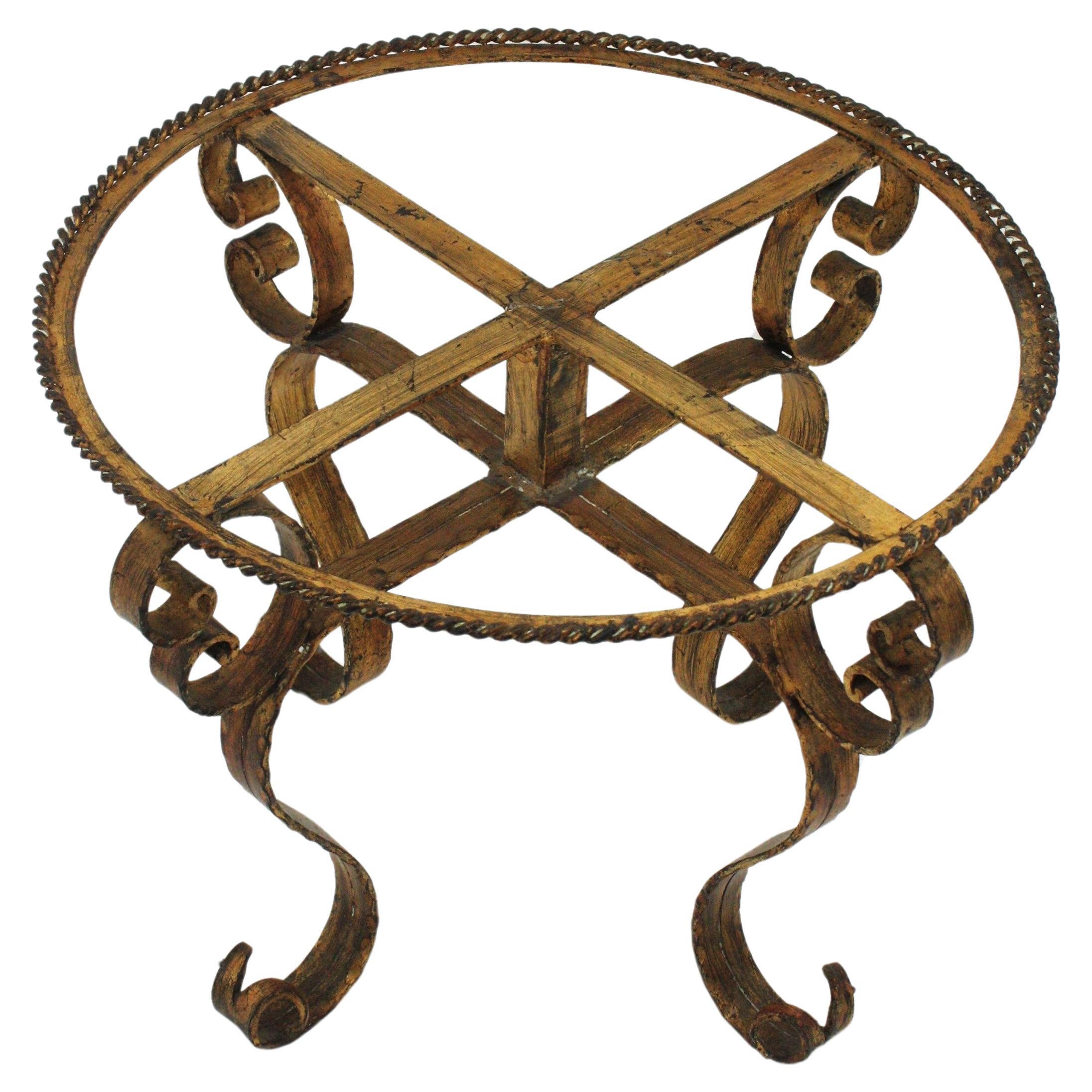Table basse ronde espagnole dorée en fer forgé à la main avec plateau en miroir en vente 4