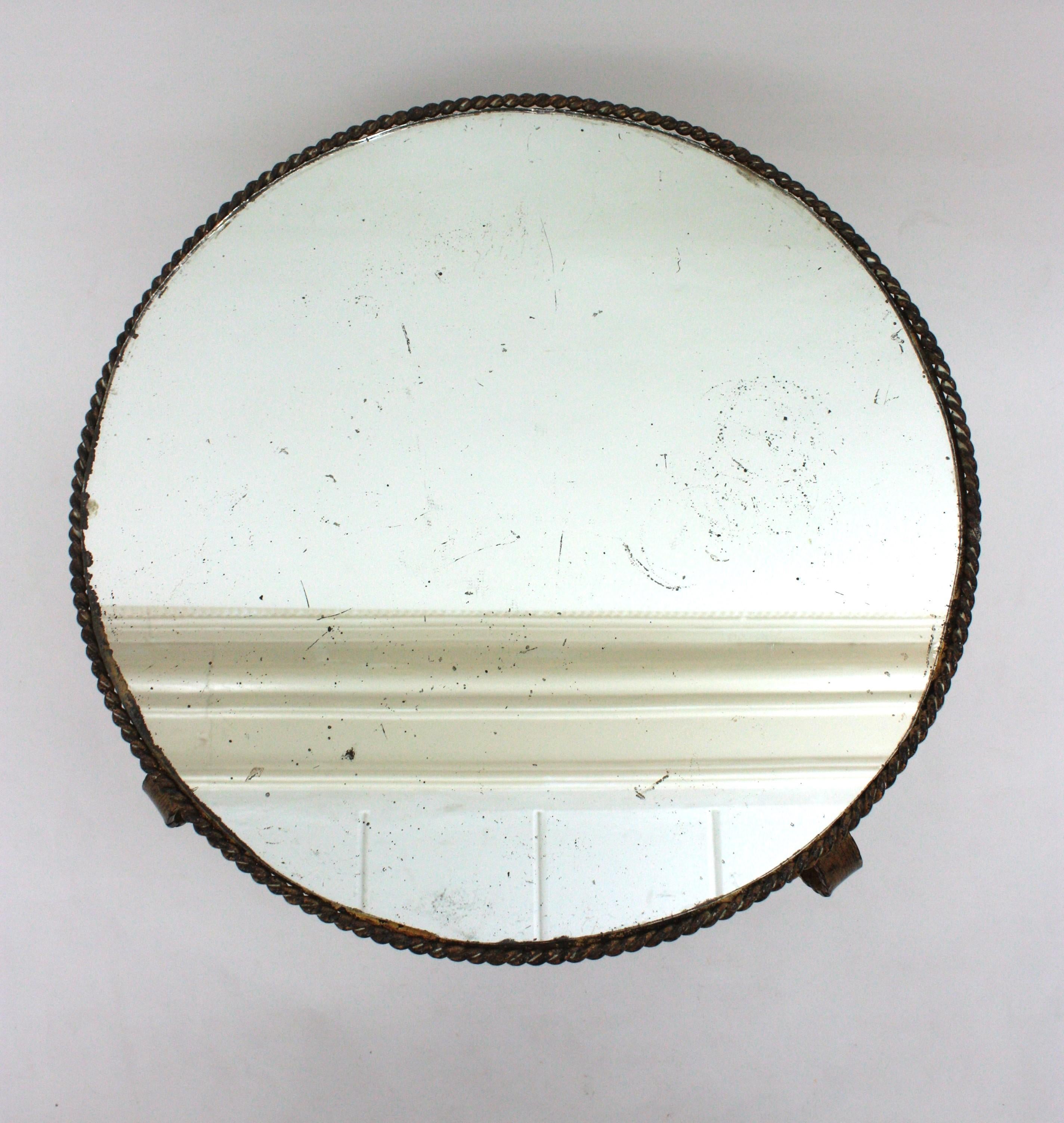 Table basse ronde espagnole dorée en fer forgé à la main avec plateau en miroir en vente 5