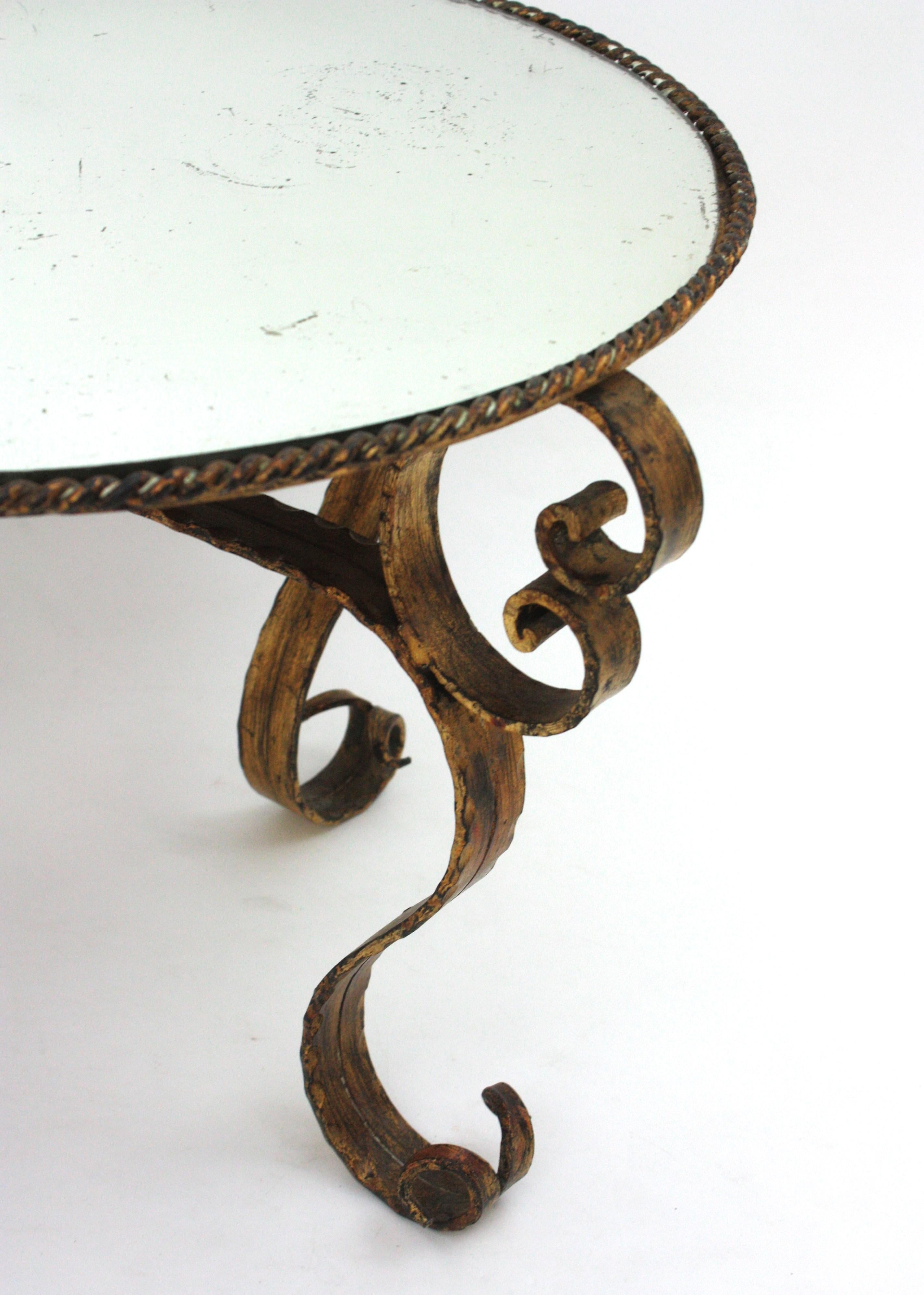 Table basse ronde espagnole dorée en fer forgé à la main avec plateau en miroir en vente 6
