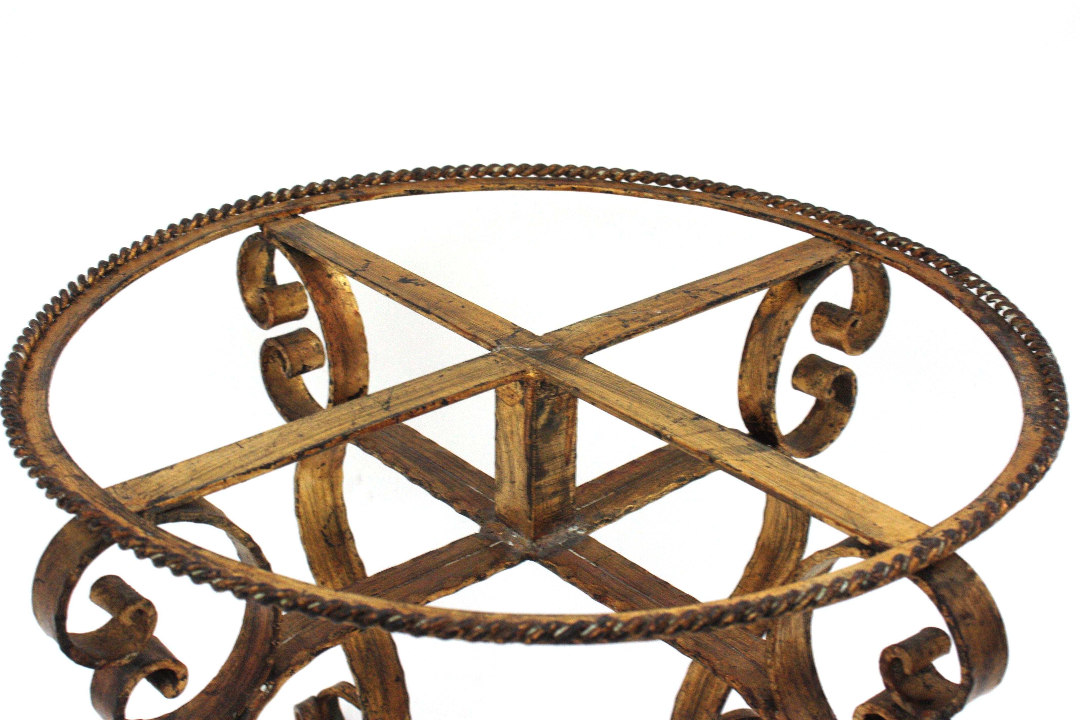 Table basse ronde espagnole dorée en fer forgé à la main avec plateau en miroir en vente 8