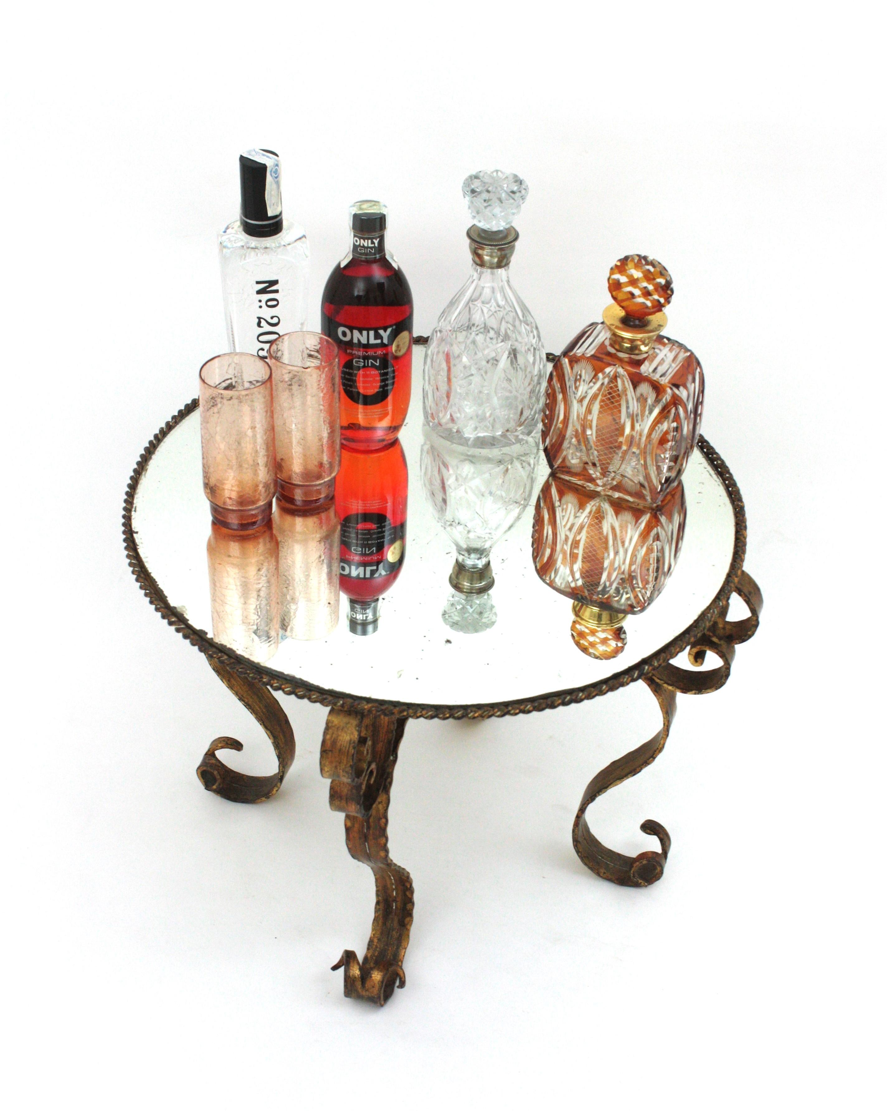 Table basse ronde espagnole dorée en fer forgé à la main avec plateau en miroir en vente 10