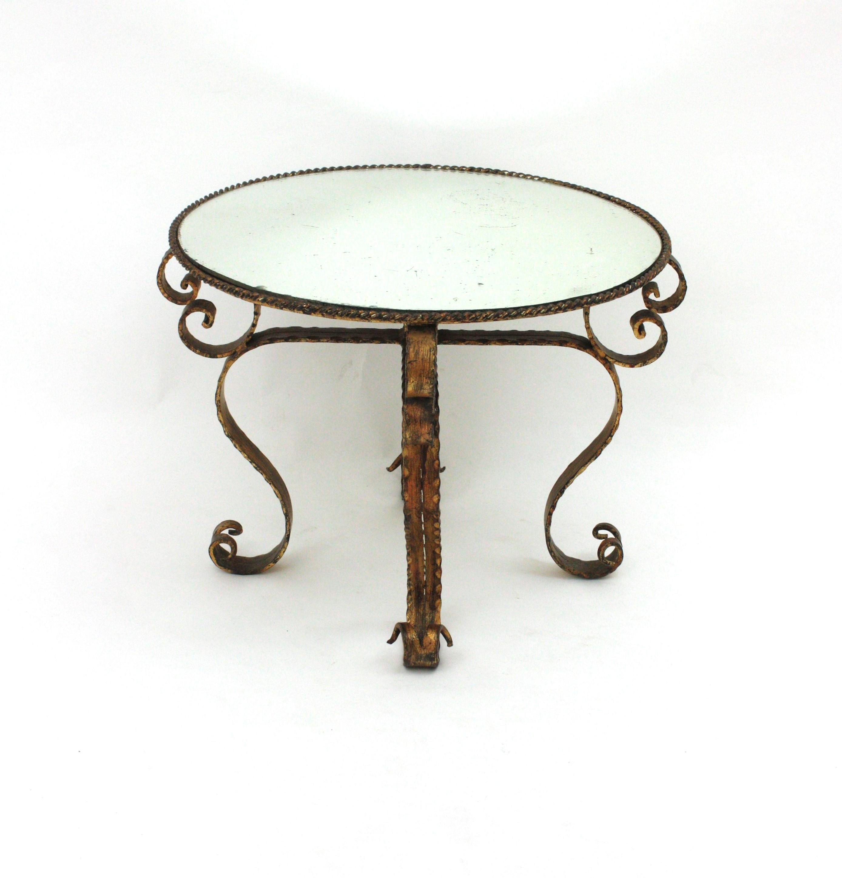 Table basse ronde espagnole dorée en fer forgé à la main avec plateau en miroir en vente 11