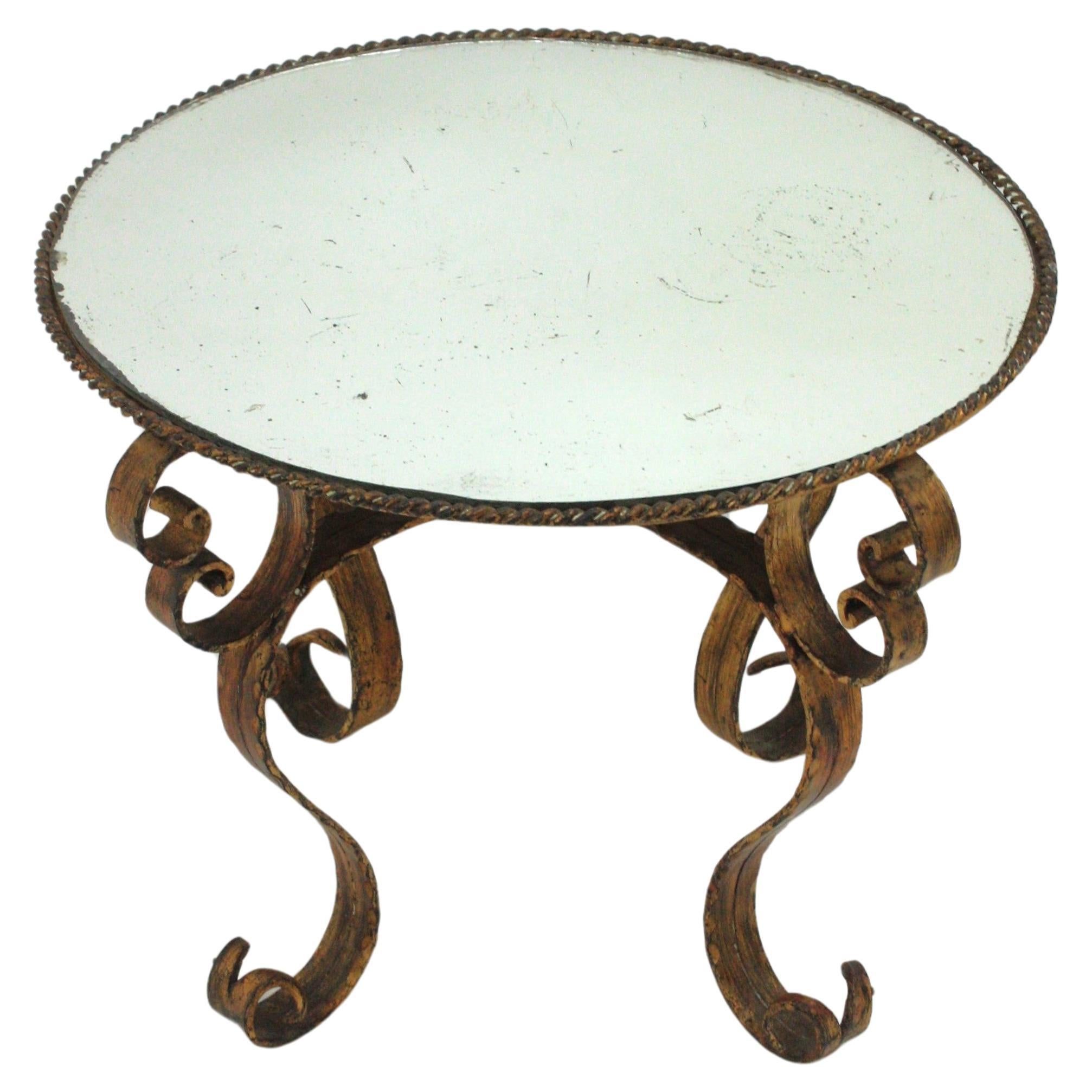 Elegante table basse ronde en fer forgé et doré ou table d'appoint table à boissons. Espagne, années 1940.
Fabriqué à la main à l'époque de l'Art déco en transition vers le Hollywood Regency.
Cette table à café est dotée d'une base en fer forgé qui