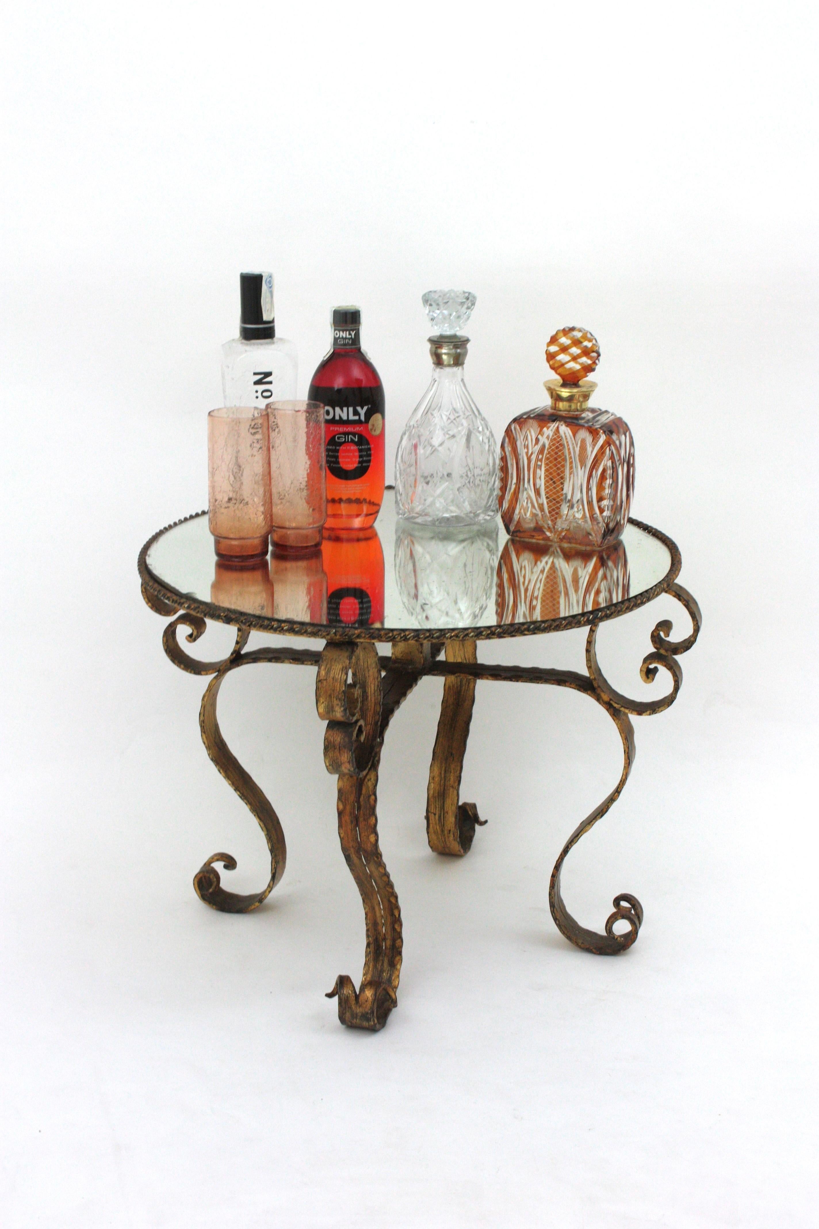 Art déco Table basse ronde espagnole dorée en fer forgé à la main avec plateau en miroir en vente
