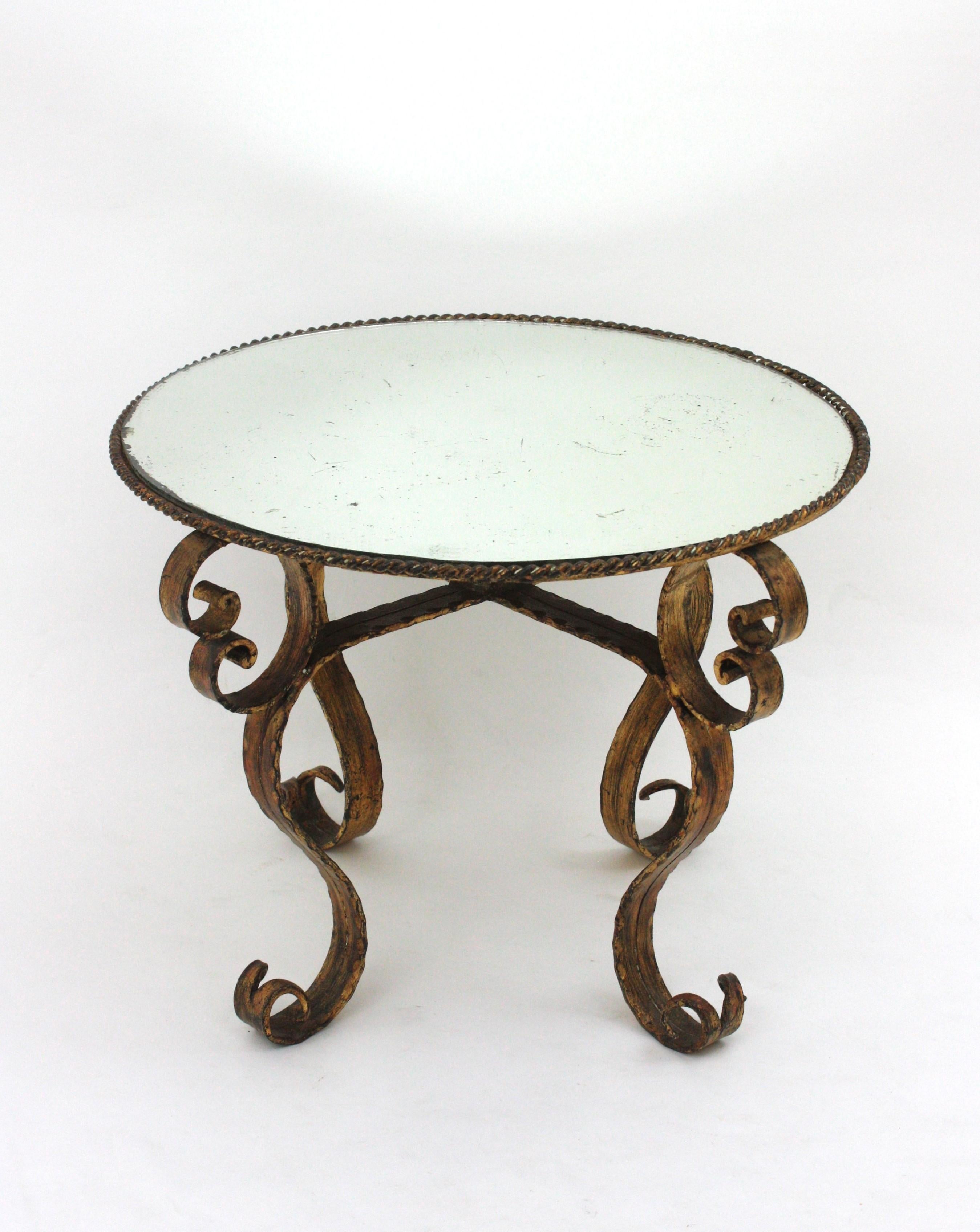 Espagnol Table basse ronde espagnole dorée en fer forgé à la main avec plateau en miroir en vente
