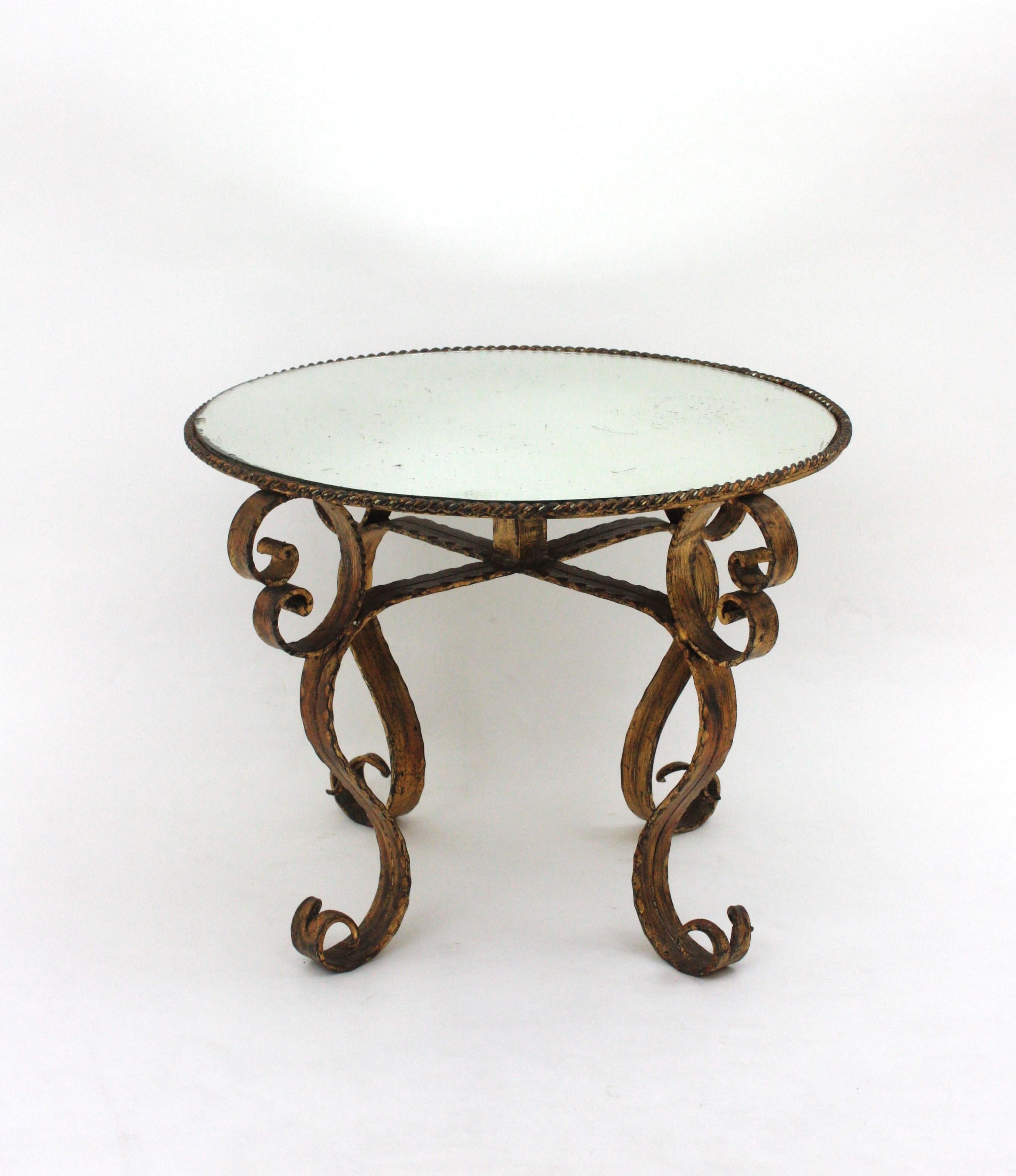 Table basse ronde espagnole dorée en fer forgé à la main avec plateau en miroir Bon état - En vente à Barcelona, ES