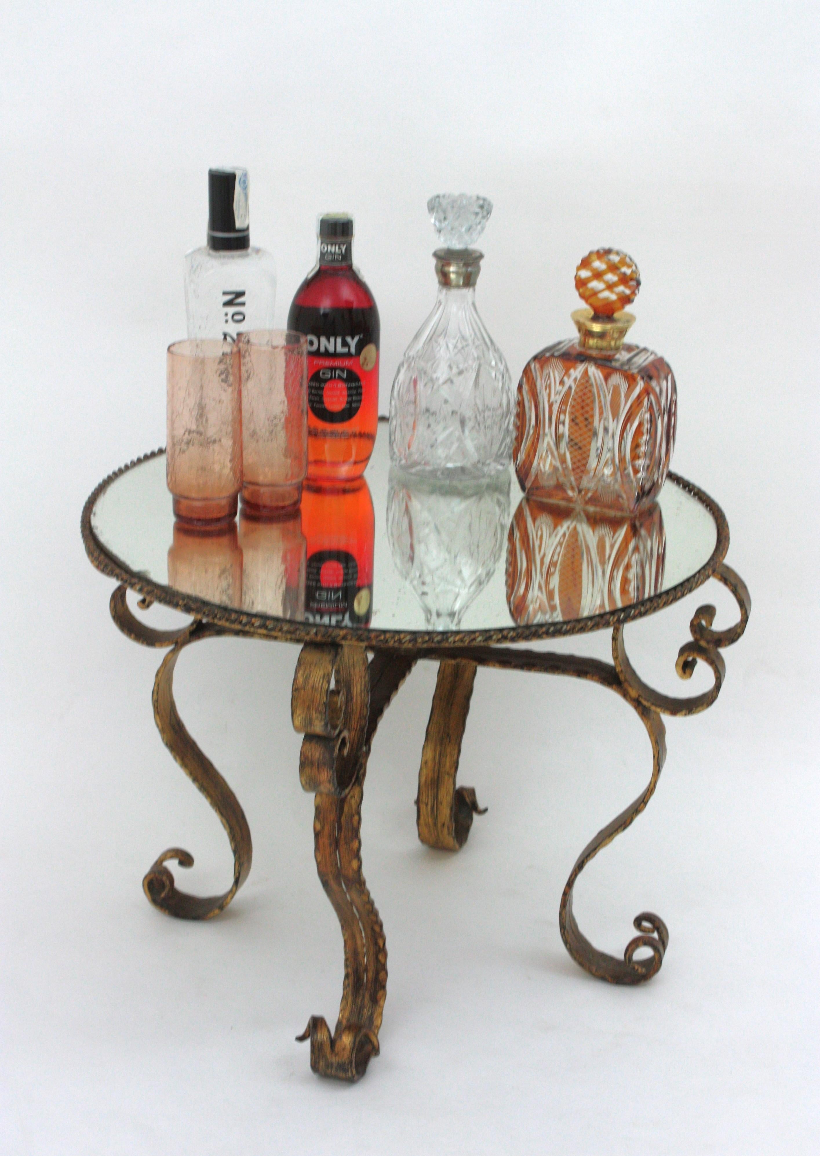 20ième siècle Table basse ronde espagnole dorée en fer forgé à la main avec plateau en miroir en vente