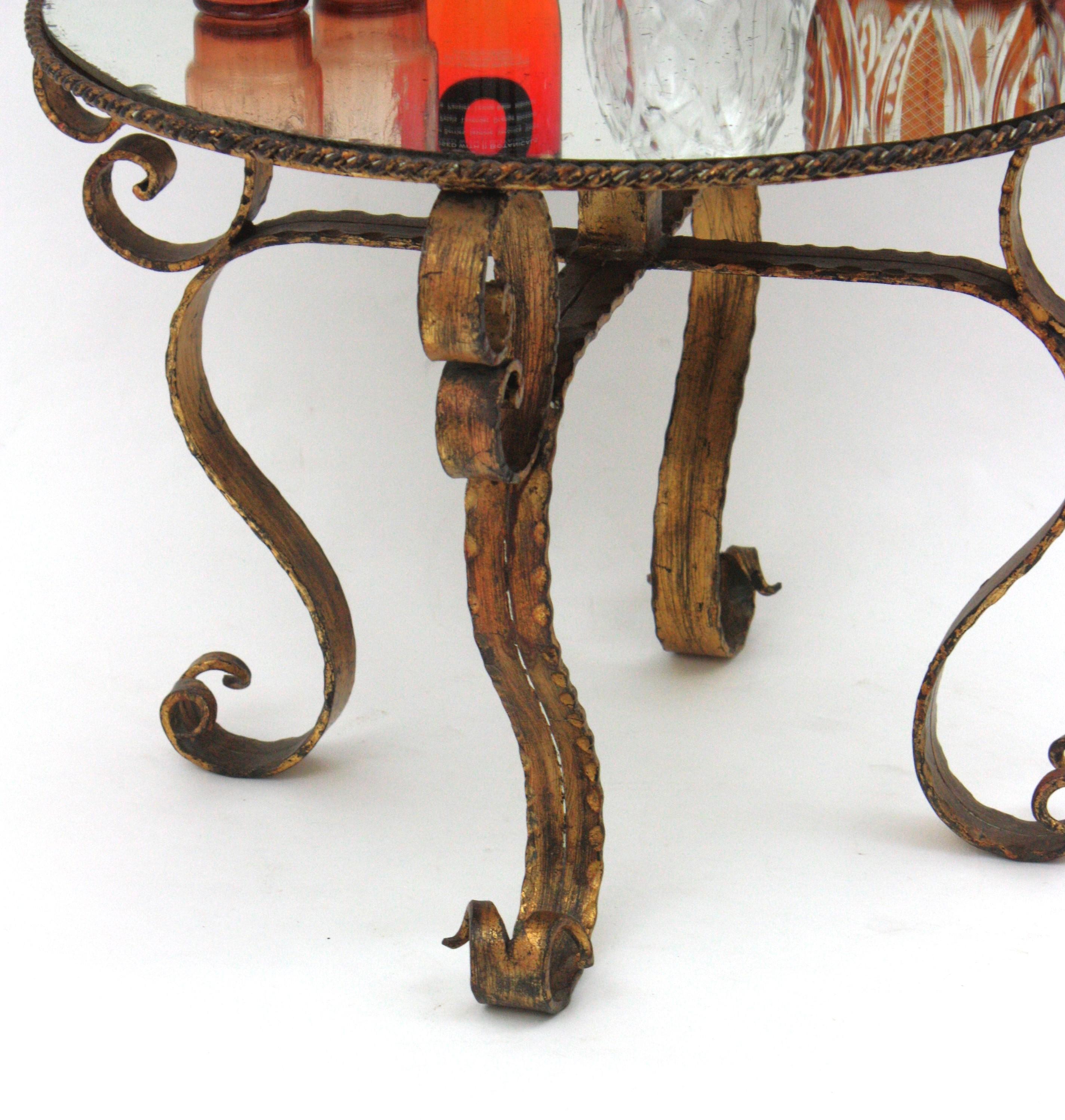 Fer forgé Table basse ronde espagnole dorée en fer forgé à la main avec plateau en miroir en vente
